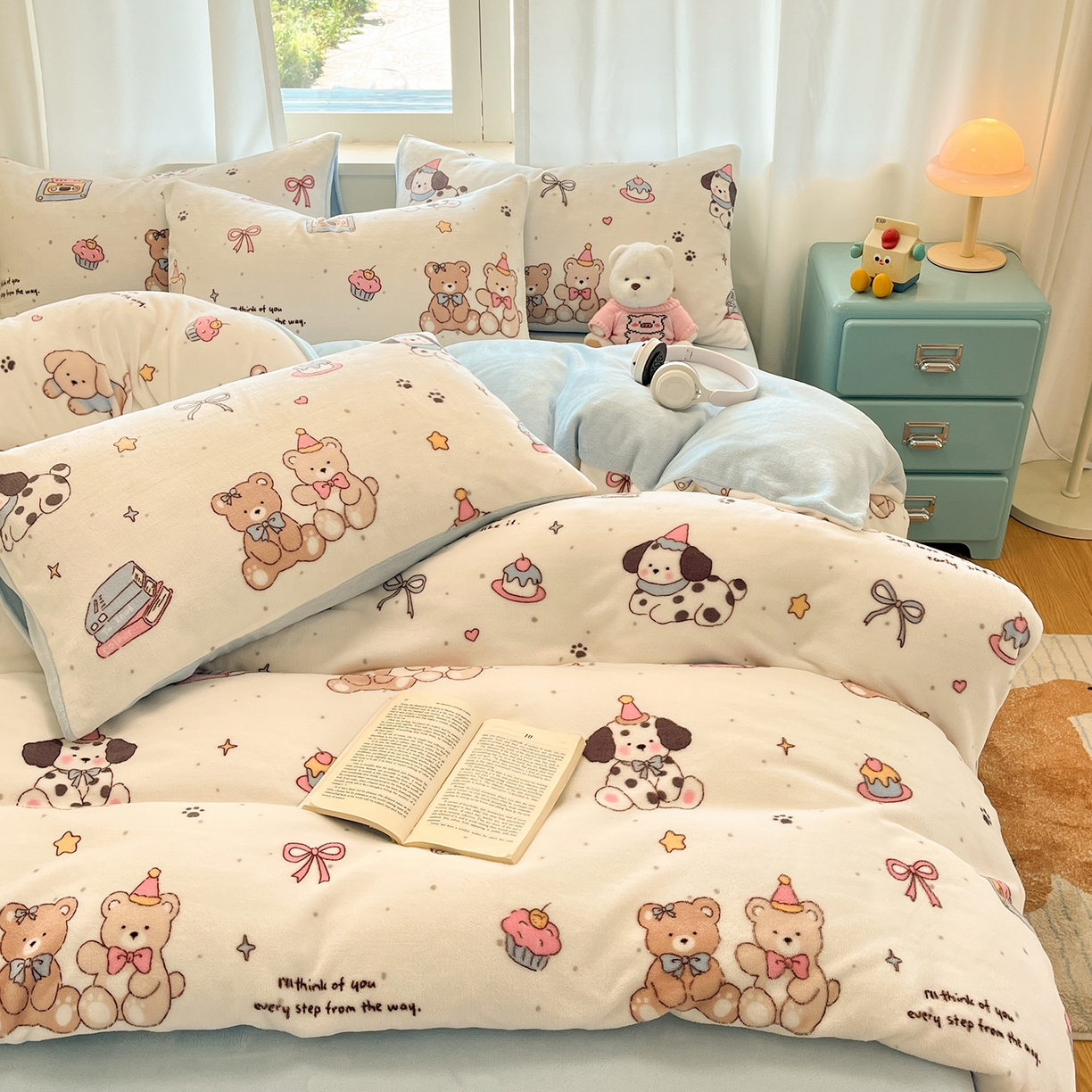 91家纺网 家纺一手货源 找家纺 吉象家纺 2025新款高克重牛奶绒印花被套 音乐熊仔