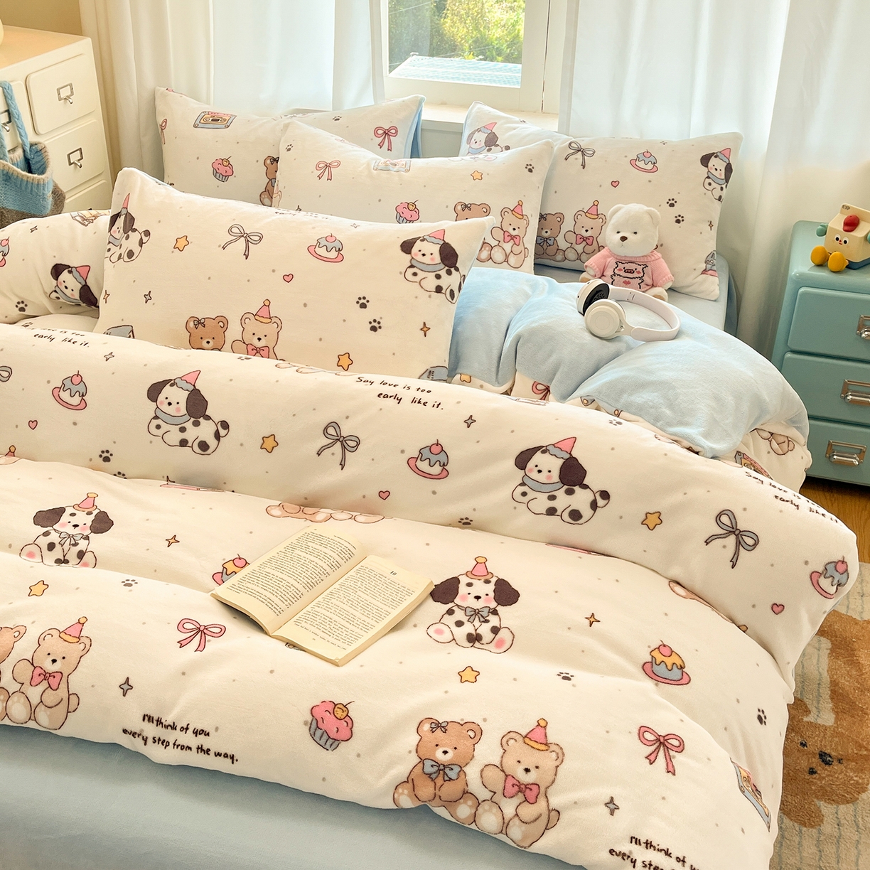 91家纺网 家纺一手货源 找家纺 吉象家纺 2025新款高克重牛奶绒印花被套 音乐熊仔