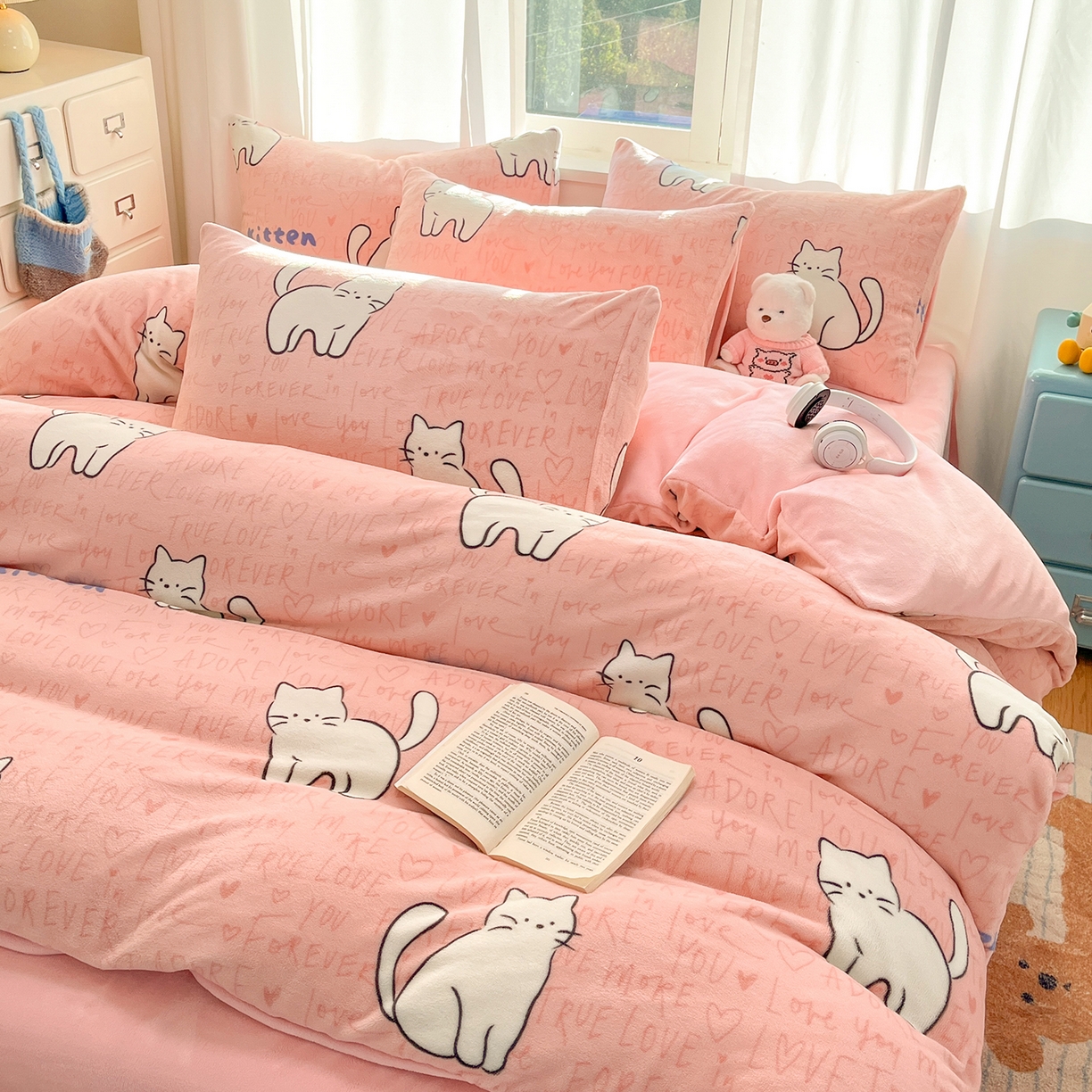 91家纺网 家纺一手货源 找家纺 吉象家纺 2025新款高克重牛奶绒印花被套 粉色猫咪