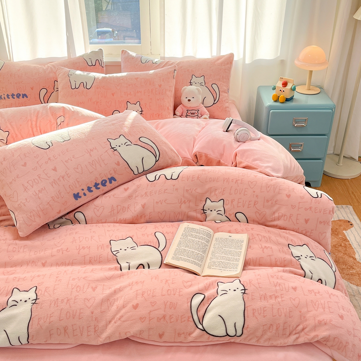 91家纺网 家纺一手货源 找家纺 吉象家纺 2025新款高克重牛奶绒印花被套 粉色猫咪