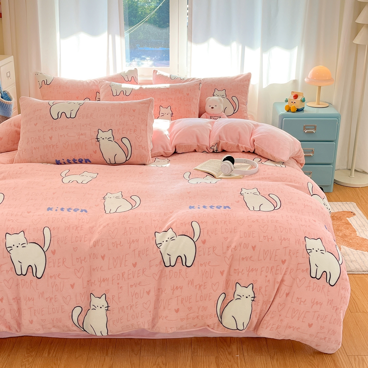 91家纺网 家纺一手货源 找家纺 吉象家纺 2025新款高克重牛奶绒印花被套 粉色猫咪