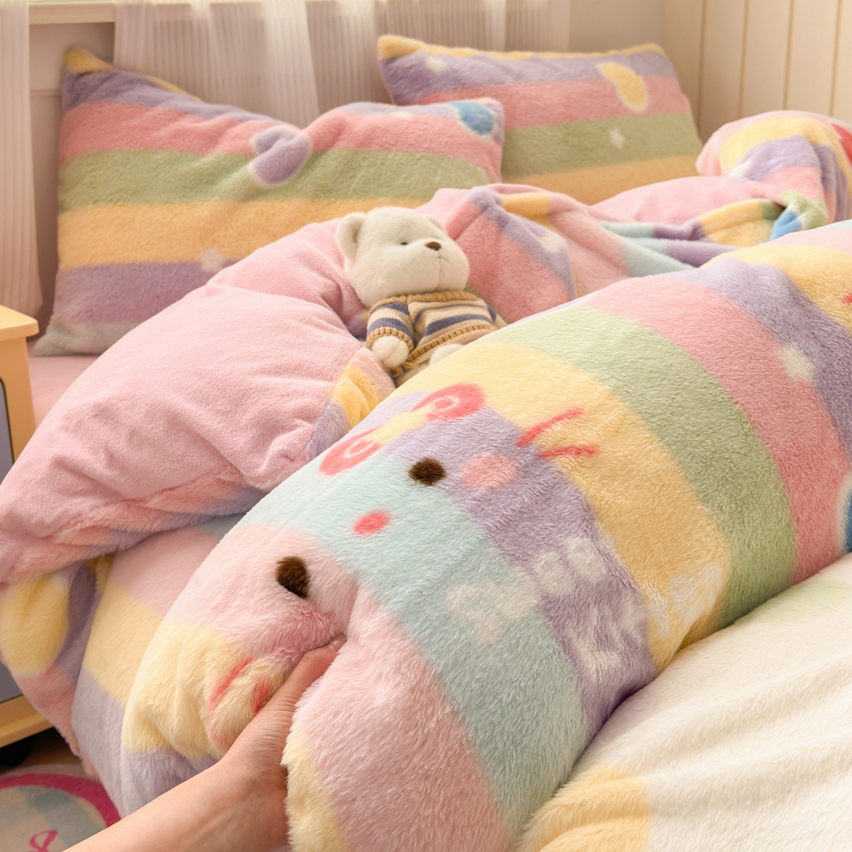 91家纺网 家纺一手货源 找家纺 乐童家纺 2025新款高克重兔毛牛奶绒四件套兔毛彩虹KT