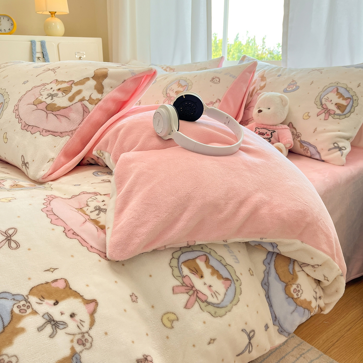 91家纺网 家纺一手货源 找家纺 吉象家纺 2025新款高克重牛奶绒印花被套 萝莉猫咪