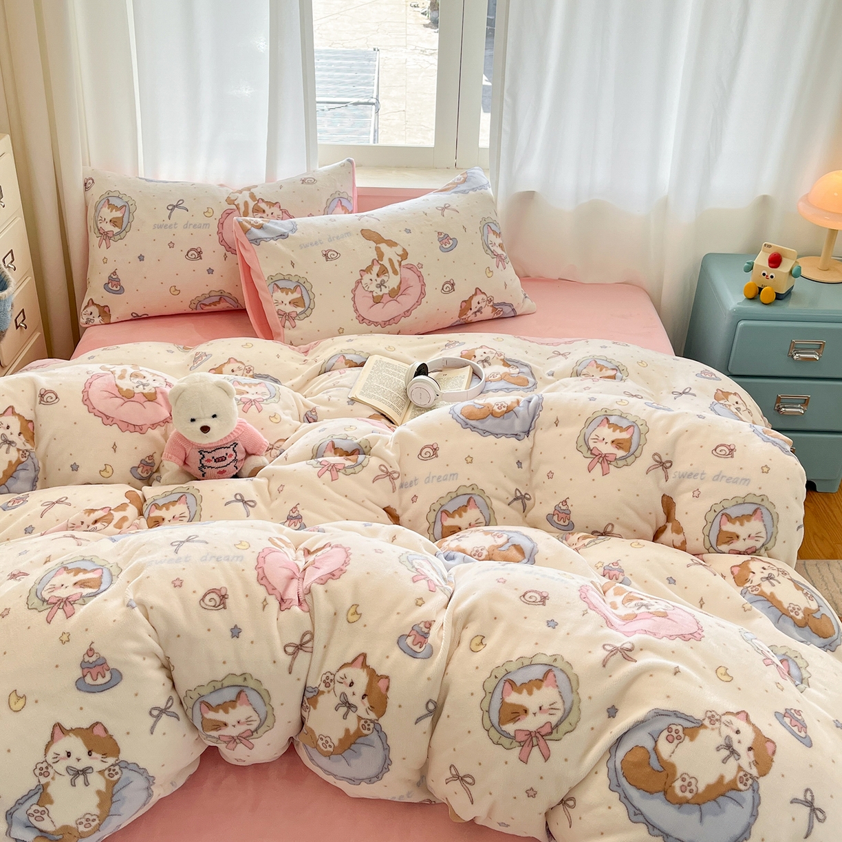 91家纺网 家纺一手货源 找家纺 吉象家纺 2025新款高克重牛奶绒印花被套 萝莉猫咪