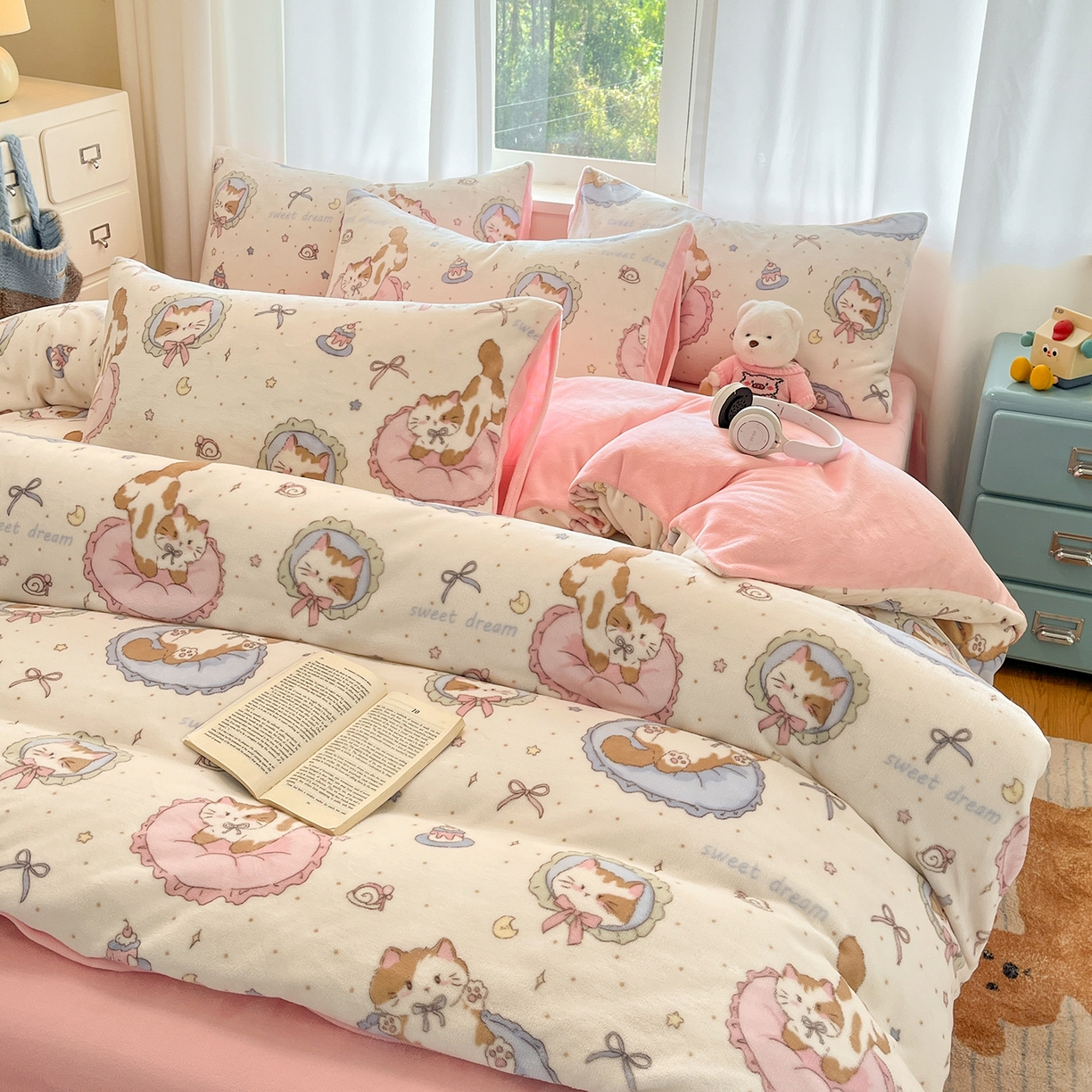 91家纺网 家纺一手货源 找家纺 吉象家纺 2025新款高克重牛奶绒印花被套 萝莉猫咪