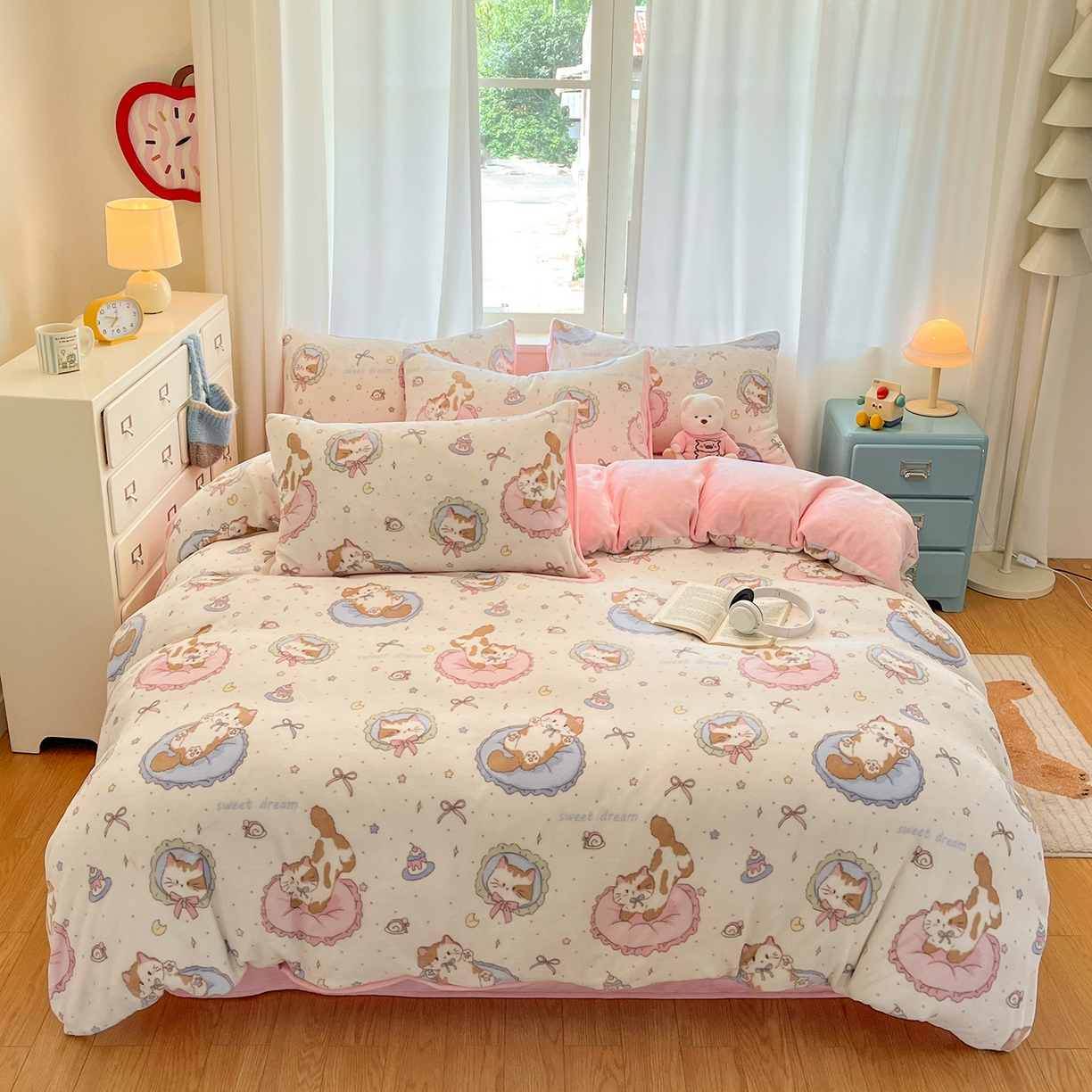 91家纺网 家纺一手货源 找家纺 吉象家纺 2025新款高克重牛奶绒印花被套 萝莉猫咪