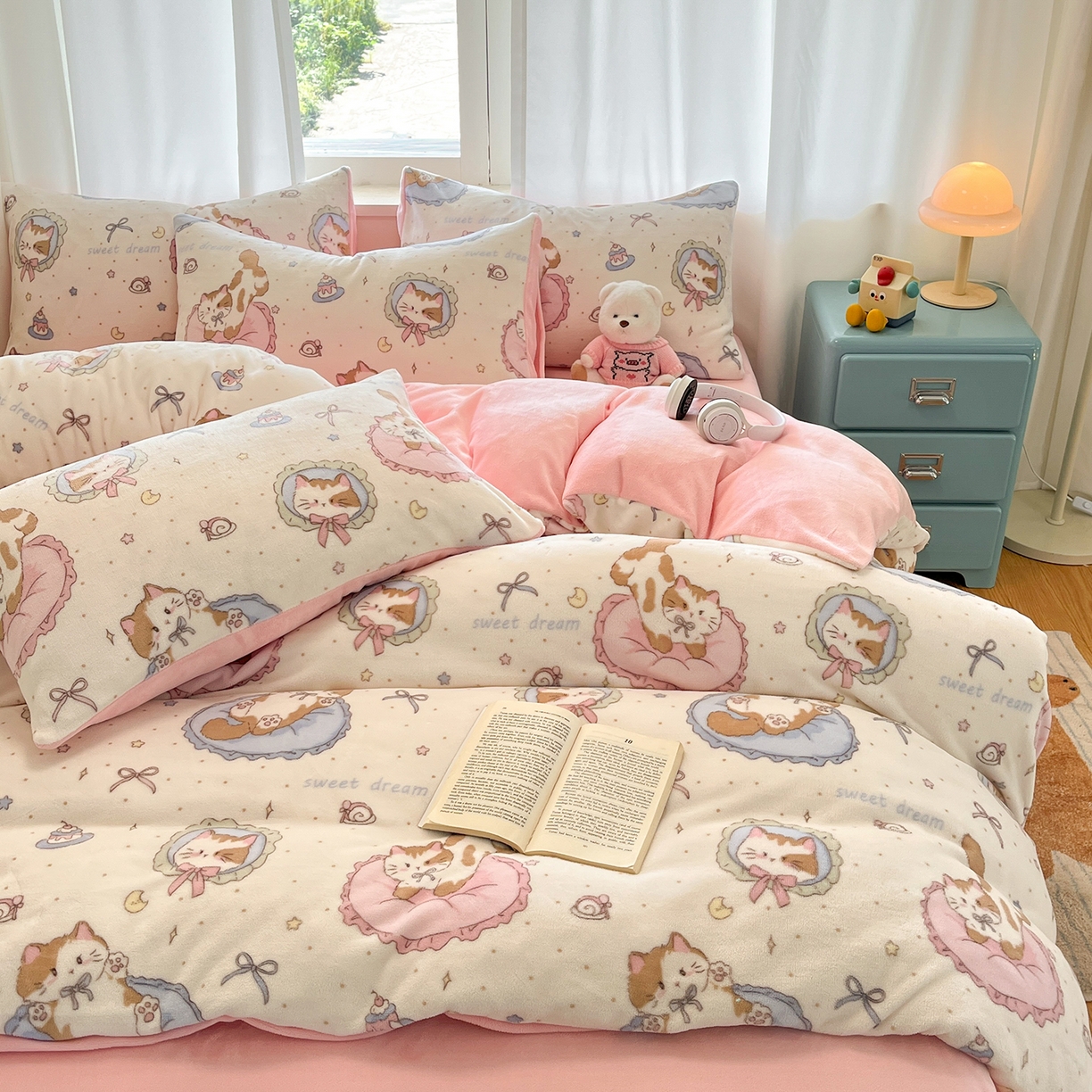 91家纺网 家纺一手货源 找家纺 吉象家纺 2025新款高克重牛奶绒印花被套 萝莉猫咪