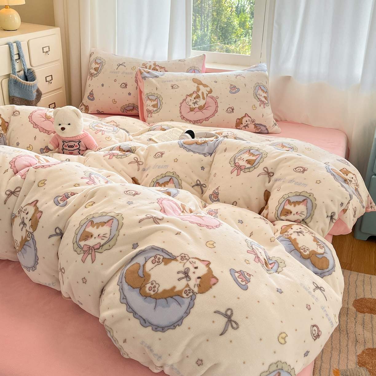 91家纺网 家纺一手货源 找家纺 吉象家纺 2025新款高克重牛奶绒印花被套 萝莉猫咪