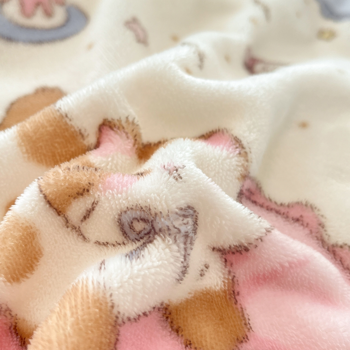 91家纺网 家纺一手货源 找家纺 吉象家纺 2025新款高克重牛奶绒印花被套 萝莉猫咪