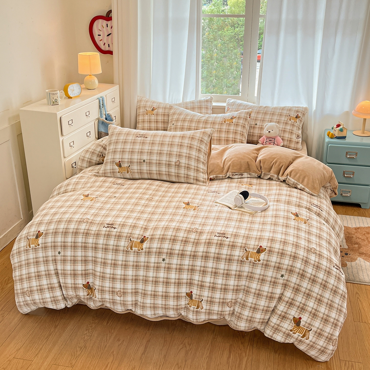 91家纺网 家纺一手货源 找家纺 吉象家纺 2025新款高克重牛奶绒印花被套 格子樱桃狗