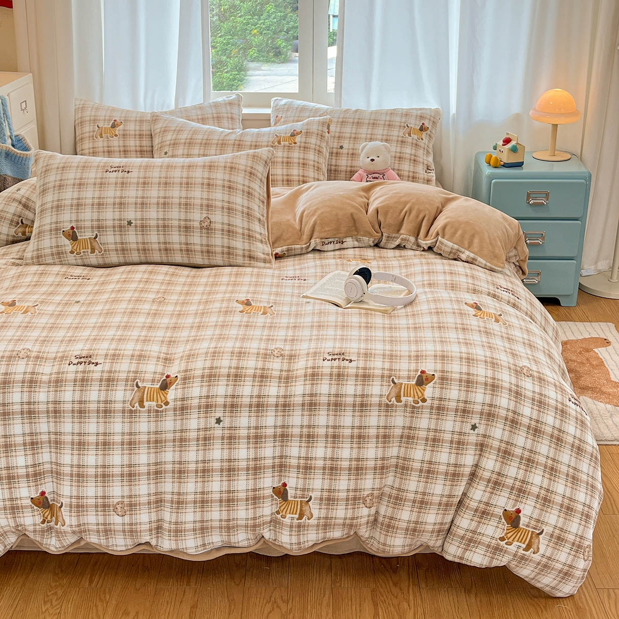 91家纺网 家纺一手货源 找家纺 吉象家纺 2025新款高克重牛奶绒印花被套 格子樱桃狗