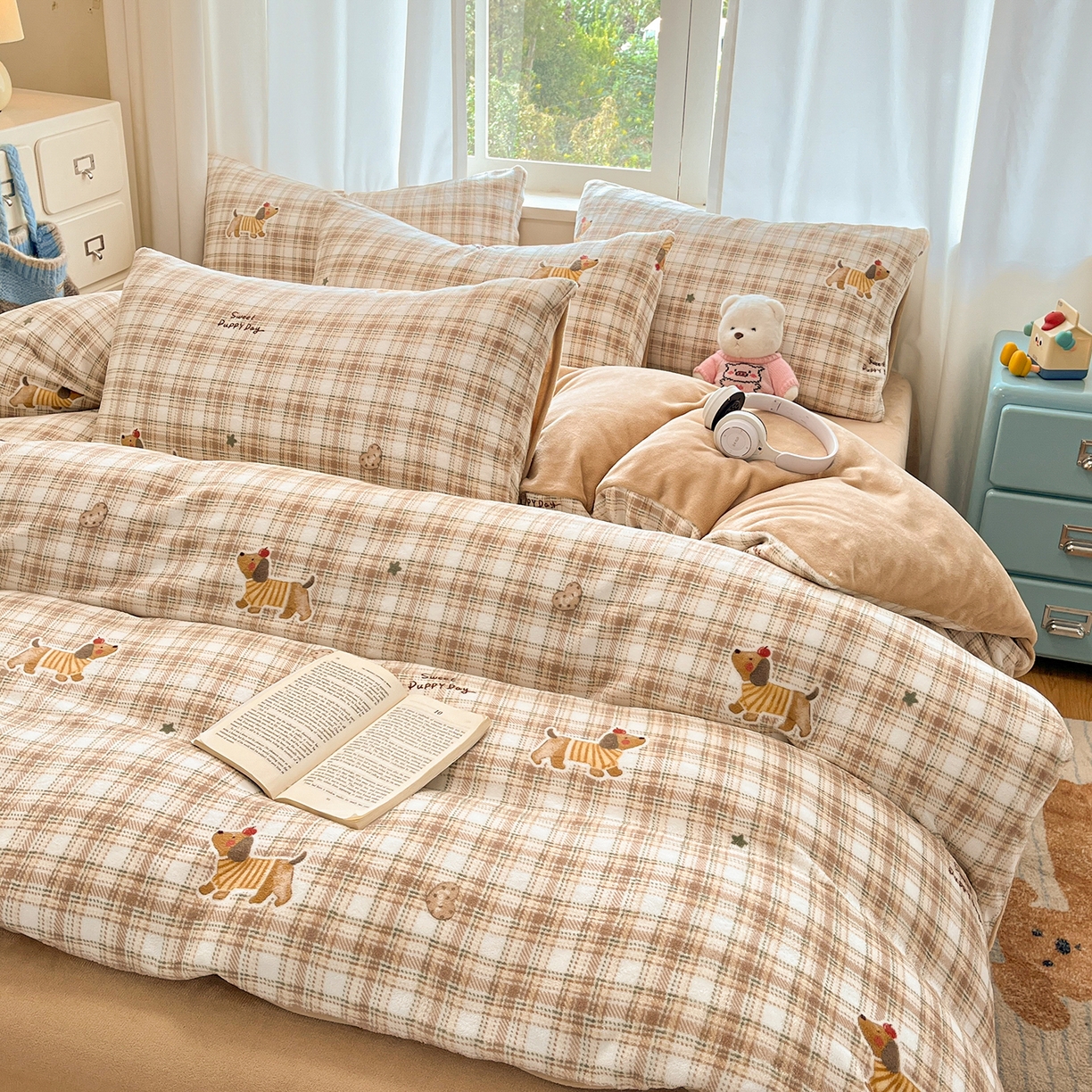 91家纺网 家纺一手货源 找家纺 吉象家纺 2025新款高克重牛奶绒印花被套 格子樱桃狗