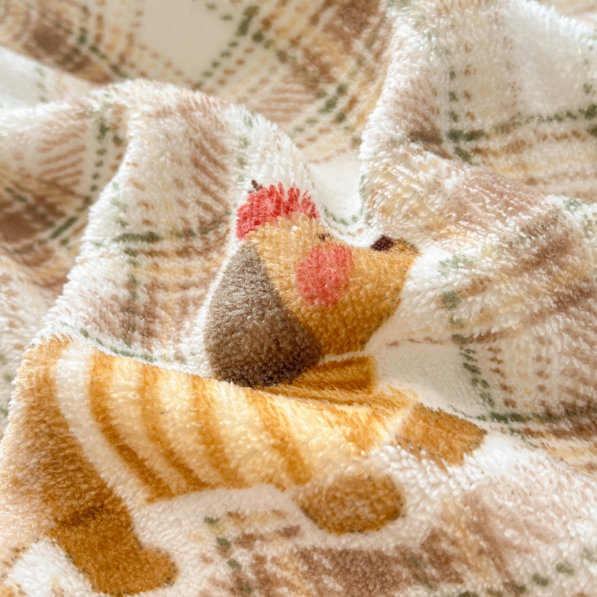 91家纺网 家纺一手货源 找家纺 吉象家纺 2025新款高克重牛奶绒印花被套 格子樱桃狗