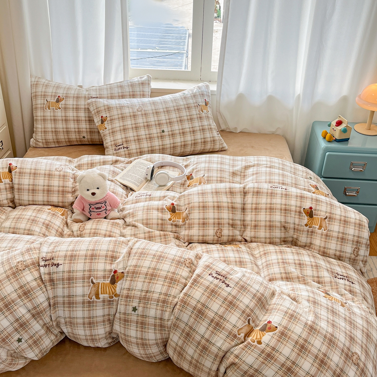 91家纺网 家纺一手货源 找家纺 吉象家纺 2025新款高克重牛奶绒印花被套 格子樱桃狗