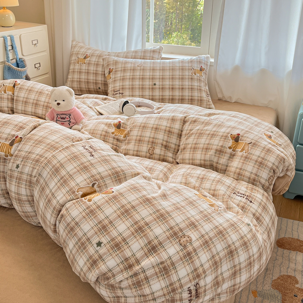 91家纺网 家纺一手货源 找家纺 吉象家纺 2025新款高克重牛奶绒印花被套 格子樱桃狗