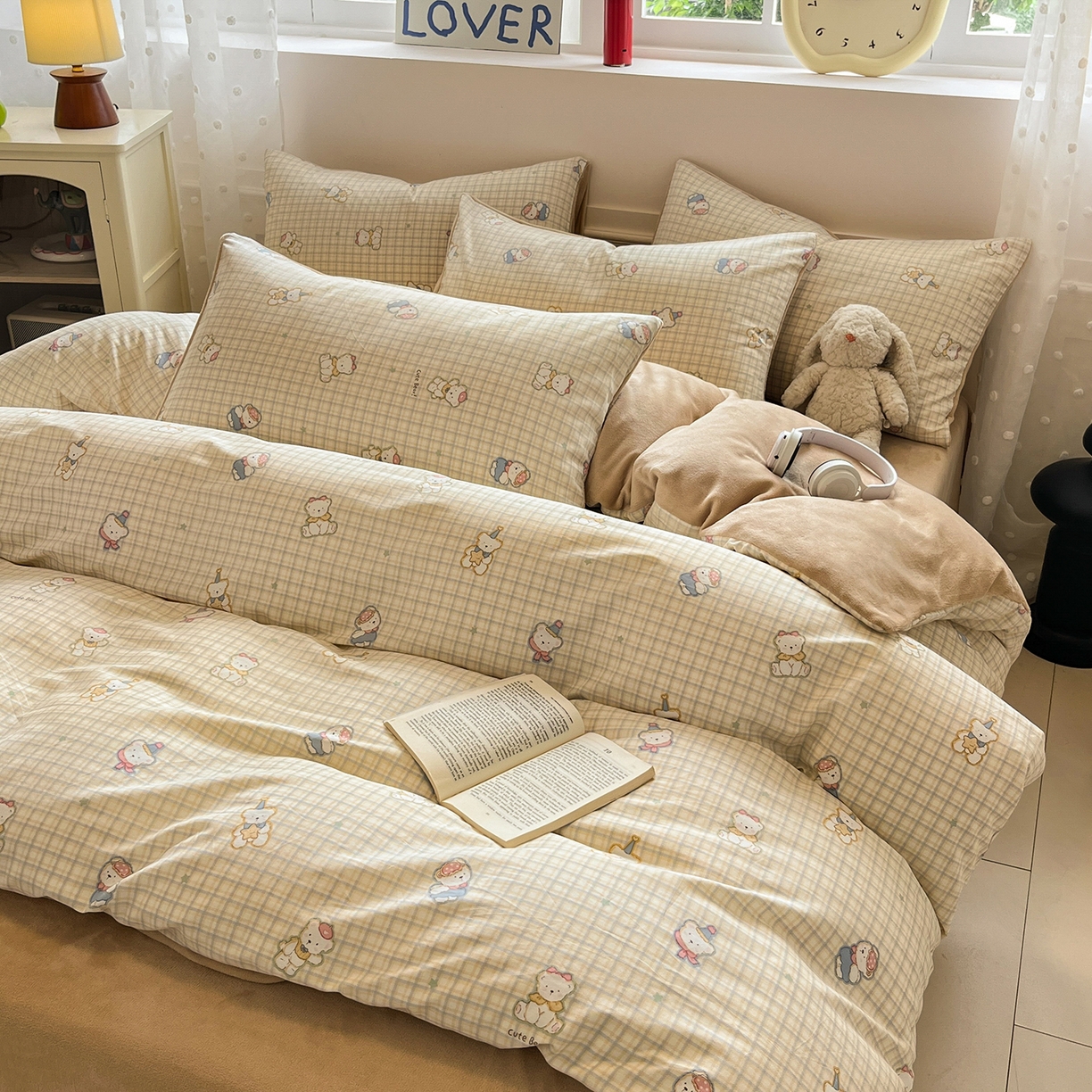 91家纺网 家纺一手货源 找家纺 吉象家纺 2025新款全棉牛奶绒印花四件套 棉绒-格子熊