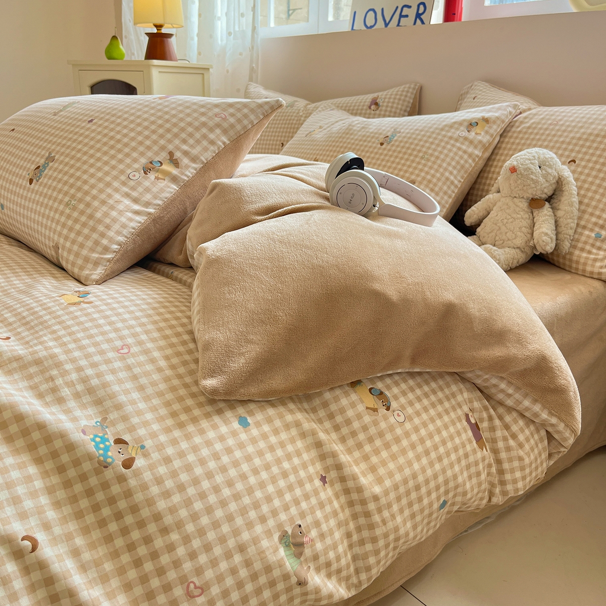 91家纺网 家纺一手货源 找家纺 吉象家纺 2025新款全棉牛奶绒印花四件套 棉绒-狗狗派对