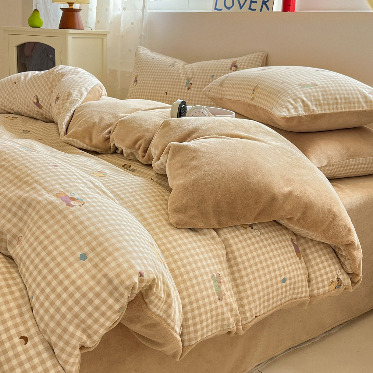 91家纺网 家纺一手货源 找家纺 吉象家纺 2025新款全棉牛奶绒印花四件套 棉绒-狗狗派对