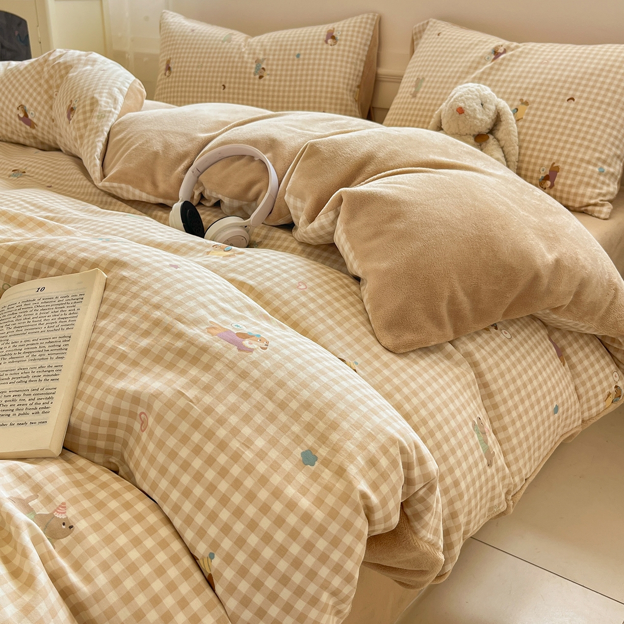 91家纺网 家纺一手货源 找家纺 吉象家纺 2025新款全棉牛奶绒印花四件套 棉绒-狗狗派对