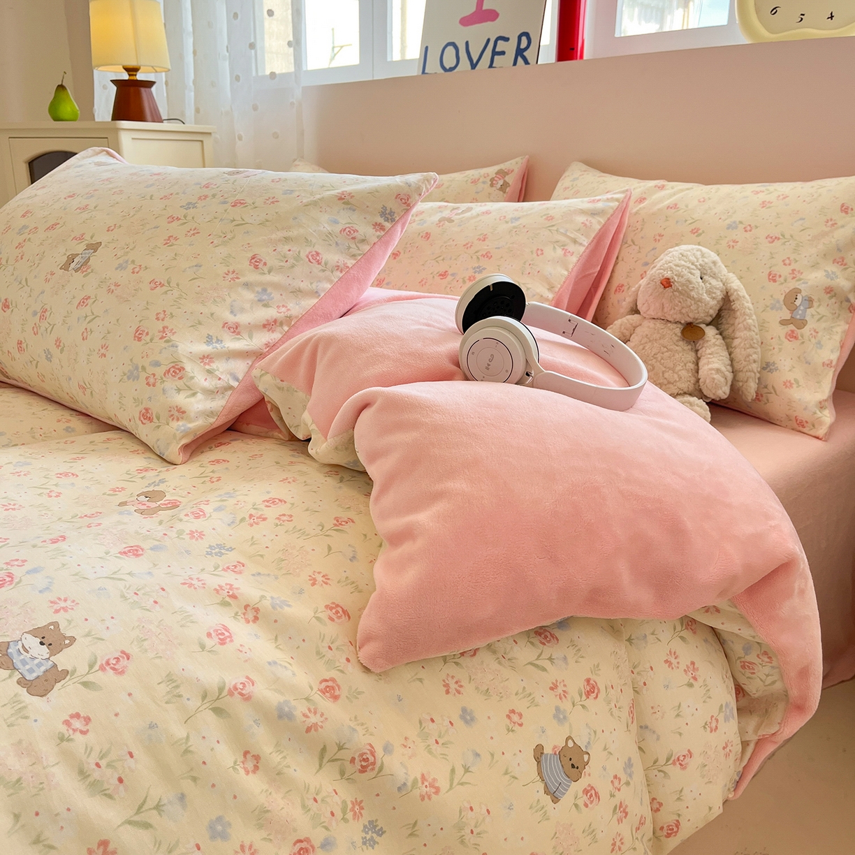 91家纺网 家纺一手货源 找家纺 吉象家纺 2025新款全棉牛奶绒印花四件套 棉绒-花丛小狗