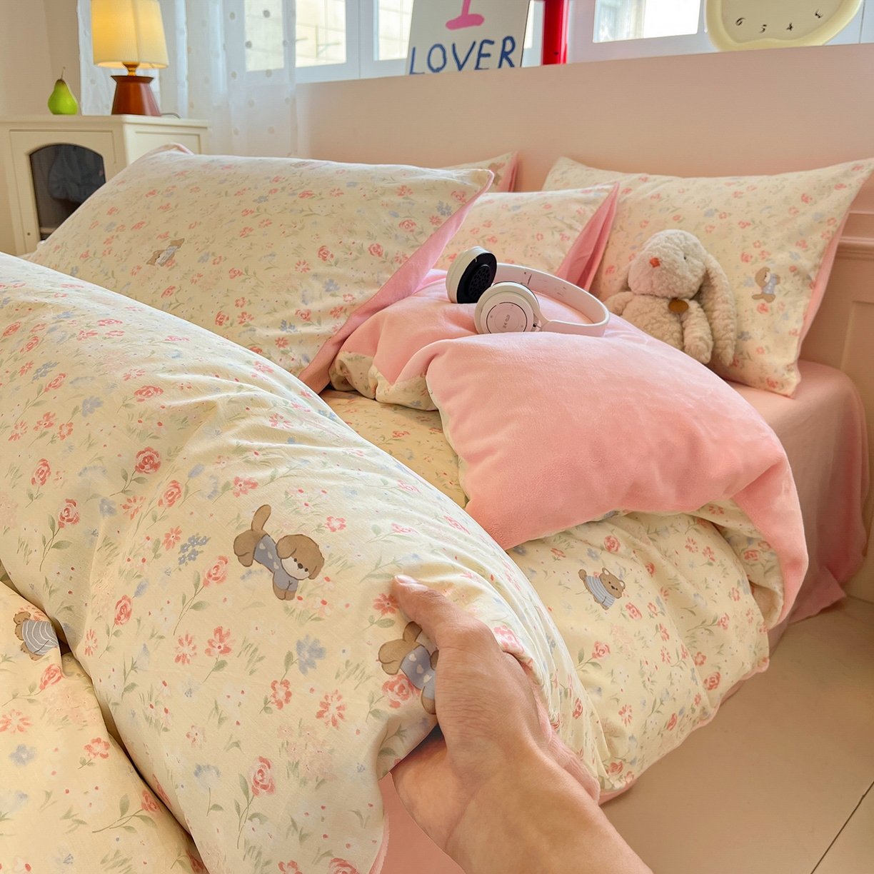 91家纺网 家纺一手货源 找家纺 吉象家纺 2025新款全棉牛奶绒印花四件套 棉绒-花丛小狗