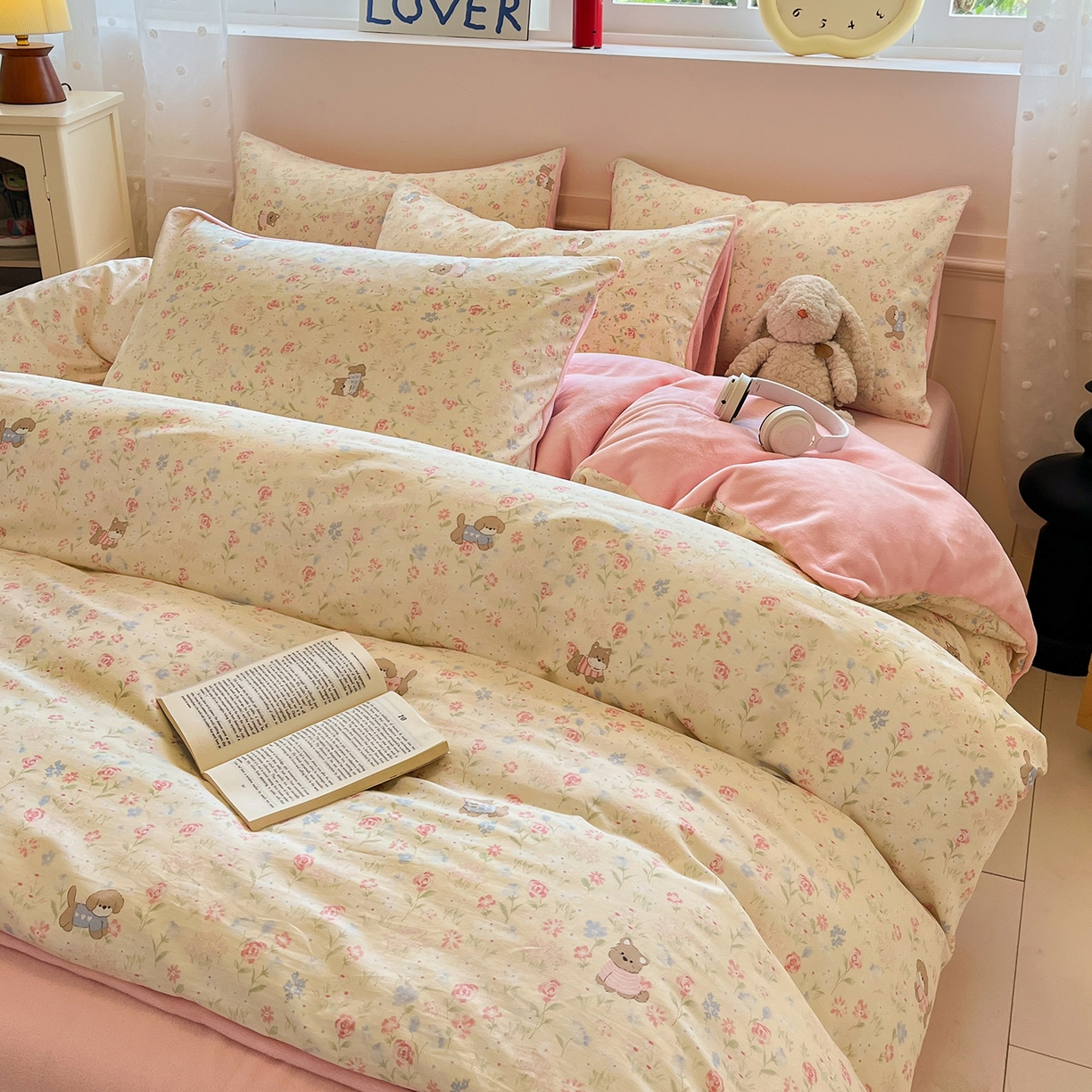 91家纺网 家纺一手货源 找家纺 吉象家纺 2025新款全棉牛奶绒印花四件套 棉绒-花丛小狗