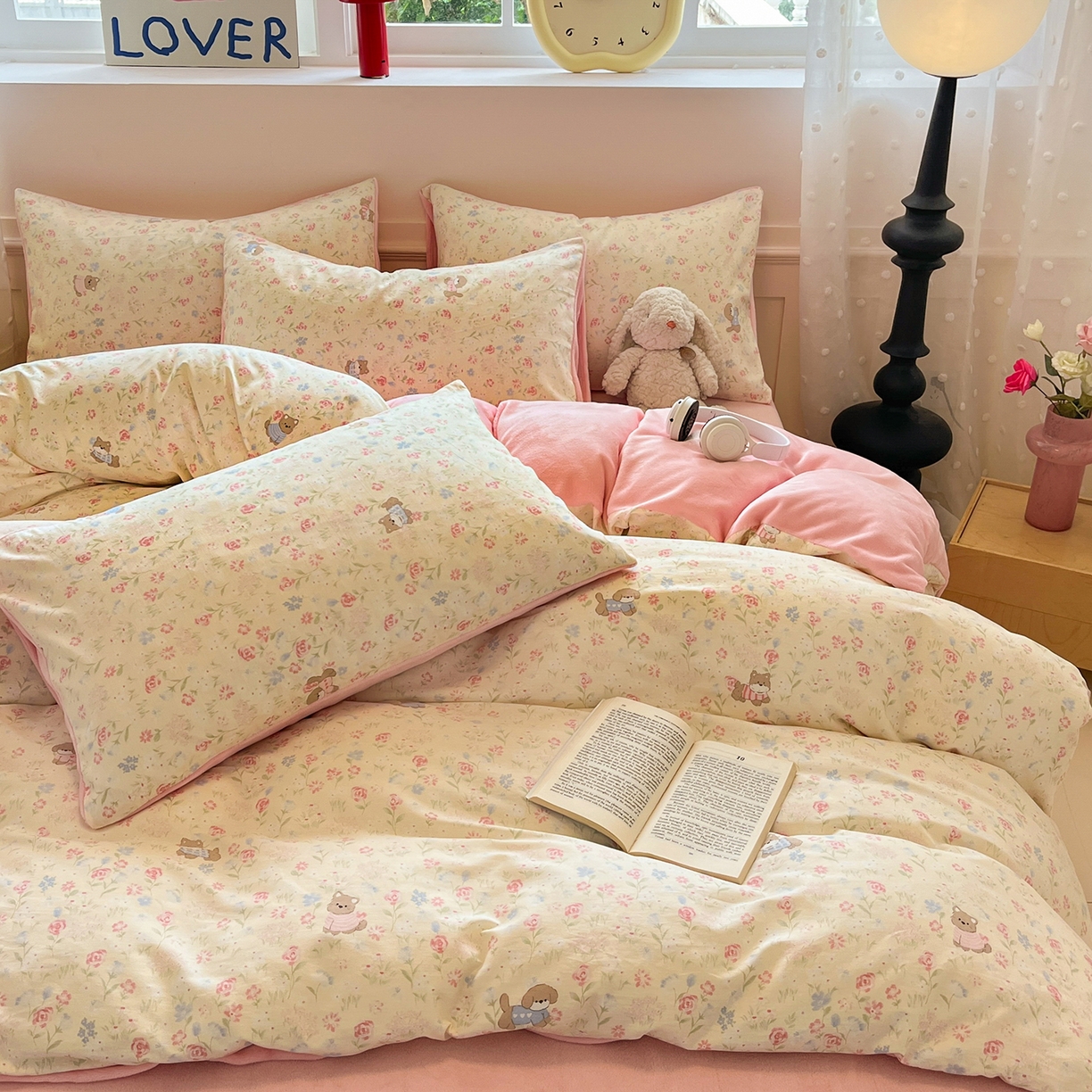 91家纺网 家纺一手货源 找家纺 吉象家纺 2025新款全棉牛奶绒印花四件套 棉绒-花丛小狗