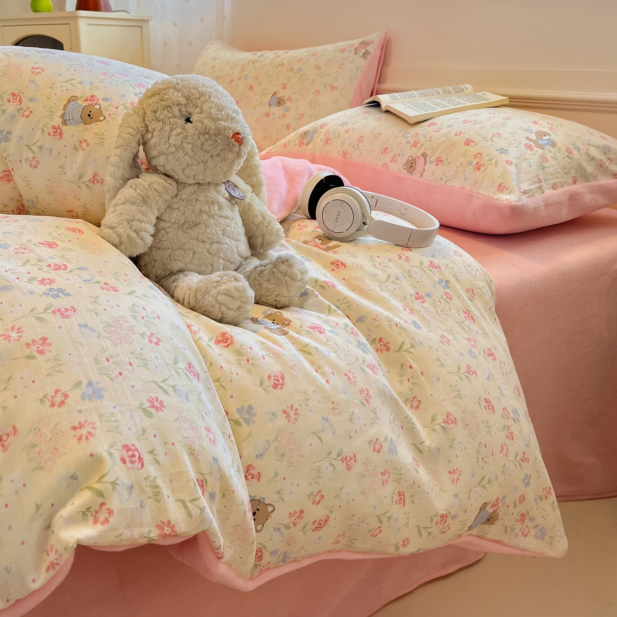 91家纺网 家纺一手货源 找家纺 吉象家纺 2025新款全棉牛奶绒印花四件套 棉绒-花丛小狗