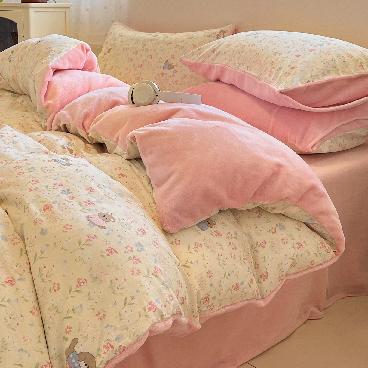 91家纺网 家纺一手货源 找家纺 吉象家纺 2025新款全棉牛奶绒印花四件套 棉绒-花丛小狗