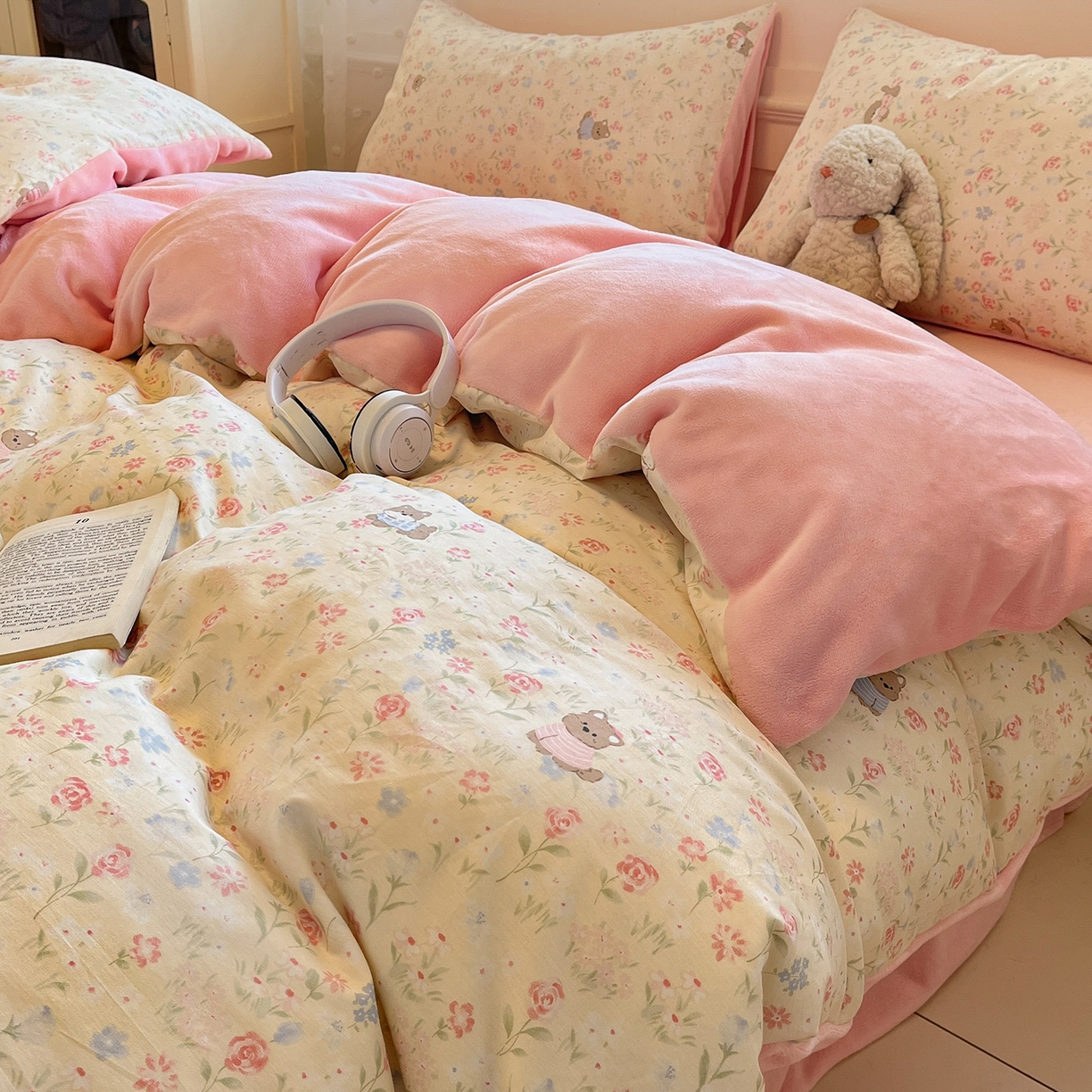 91家纺网 家纺一手货源 找家纺 吉象家纺 2025新款全棉牛奶绒印花四件套 棉绒-花丛小狗