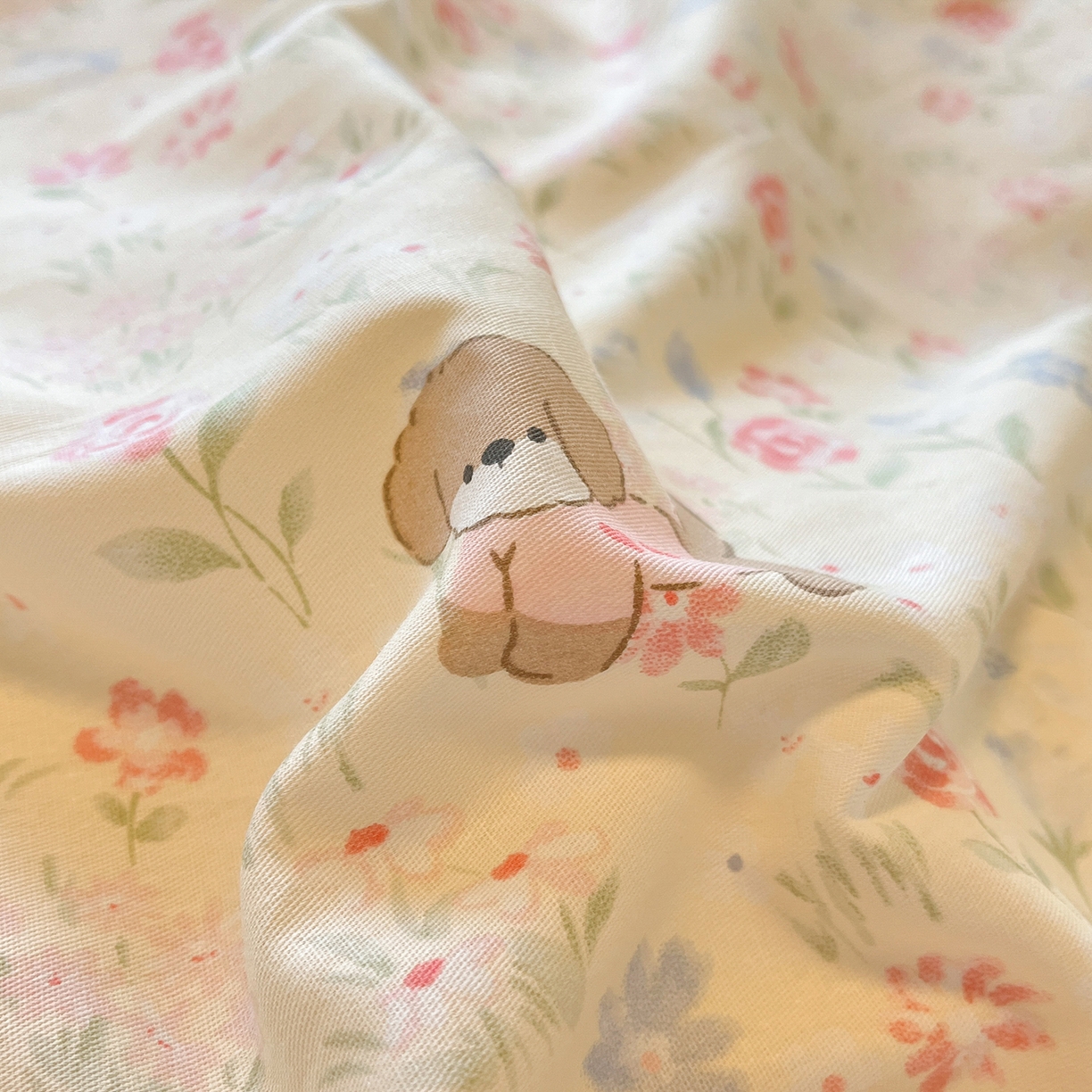 91家纺网 家纺一手货源 找家纺 吉象家纺 2025新款全棉牛奶绒印花四件套 棉绒-花丛小狗