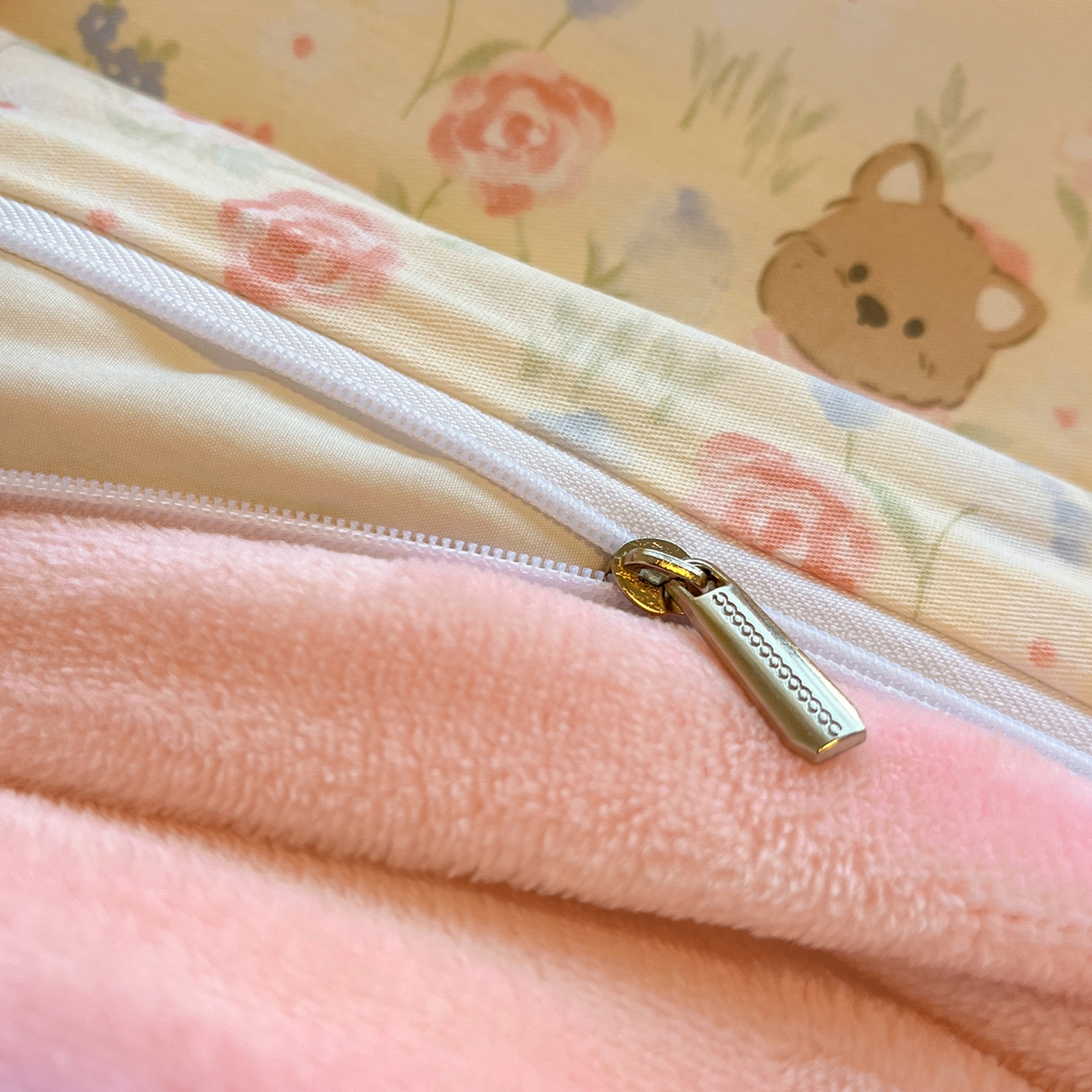 91家纺网 家纺一手货源 找家纺 吉象家纺 2025新款全棉牛奶绒印花四件套 棉绒-花丛小狗