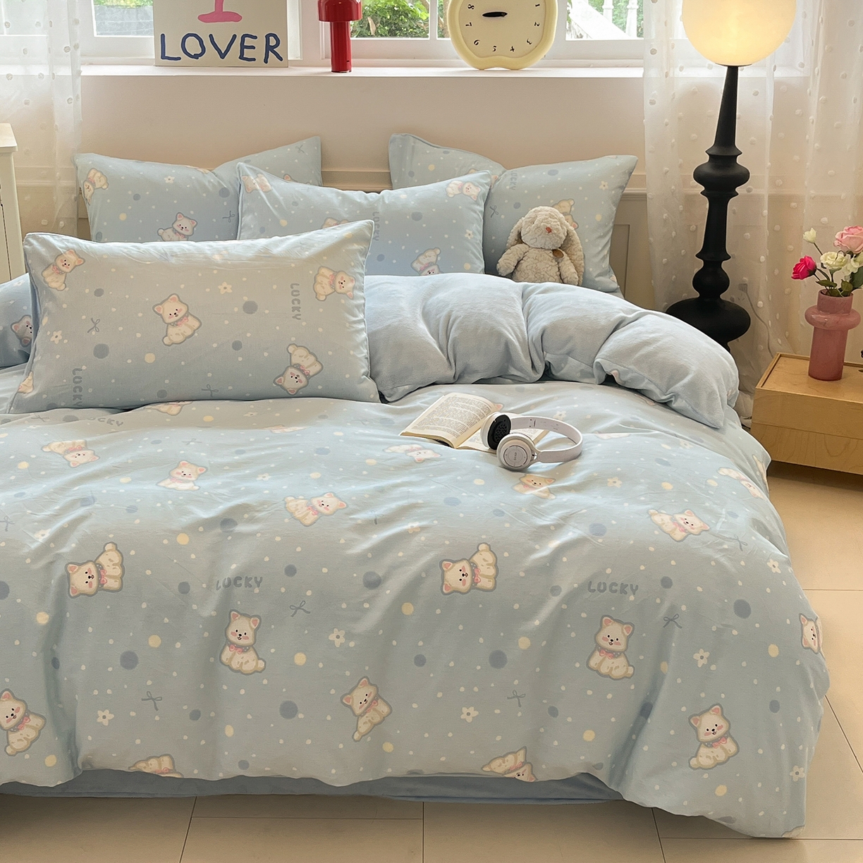 91家纺网 家纺一手货源 找家纺 吉象家纺 2025新款全棉牛奶绒印花四件套 棉绒-蓝色泡芙狗