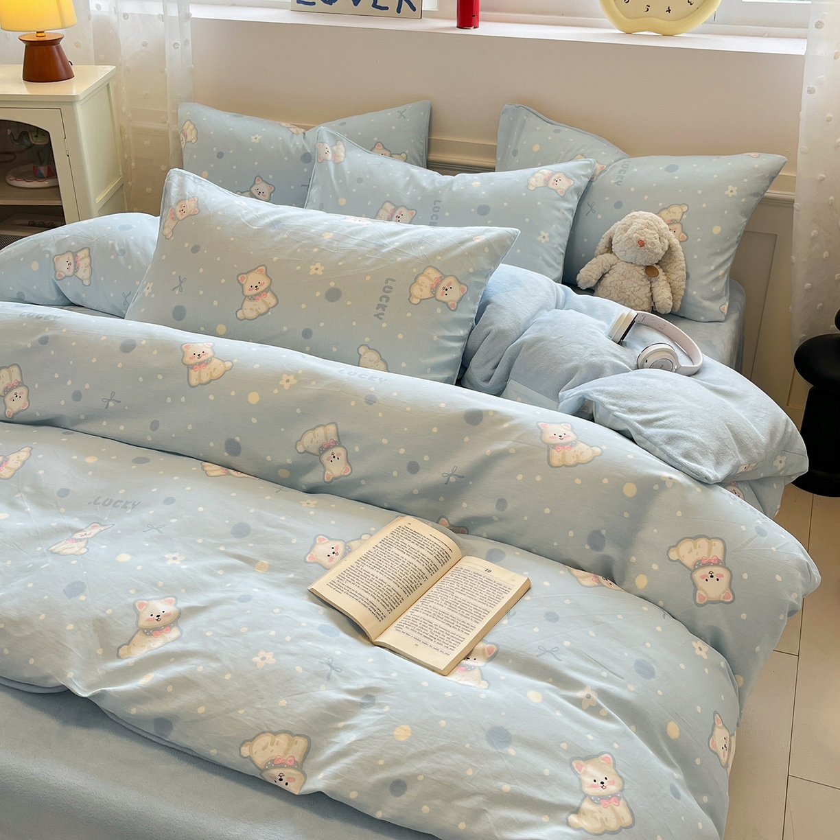 91家纺网 家纺一手货源 找家纺 吉象家纺 2025新款全棉牛奶绒印花四件套 棉绒-蓝色泡芙狗