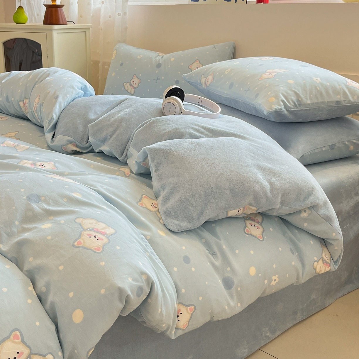 91家纺网 家纺一手货源 找家纺 吉象家纺 2025新款全棉牛奶绒印花四件套 棉绒-蓝色泡芙狗