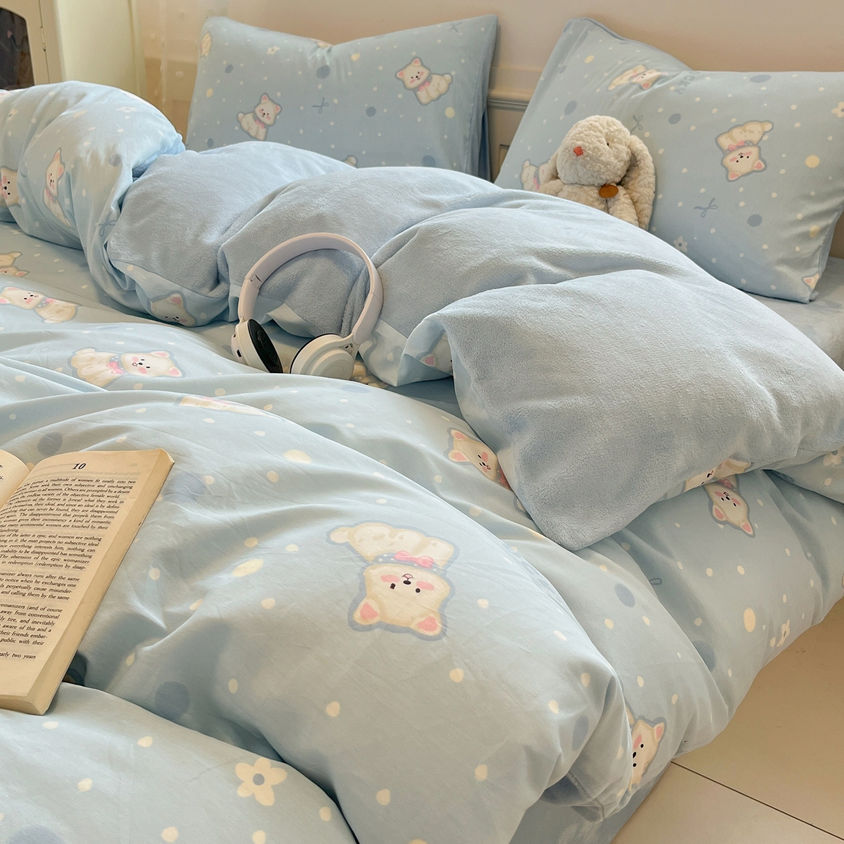 91家纺网 家纺一手货源 找家纺 吉象家纺 2025新款全棉牛奶绒印花四件套 棉绒-蓝色泡芙狗