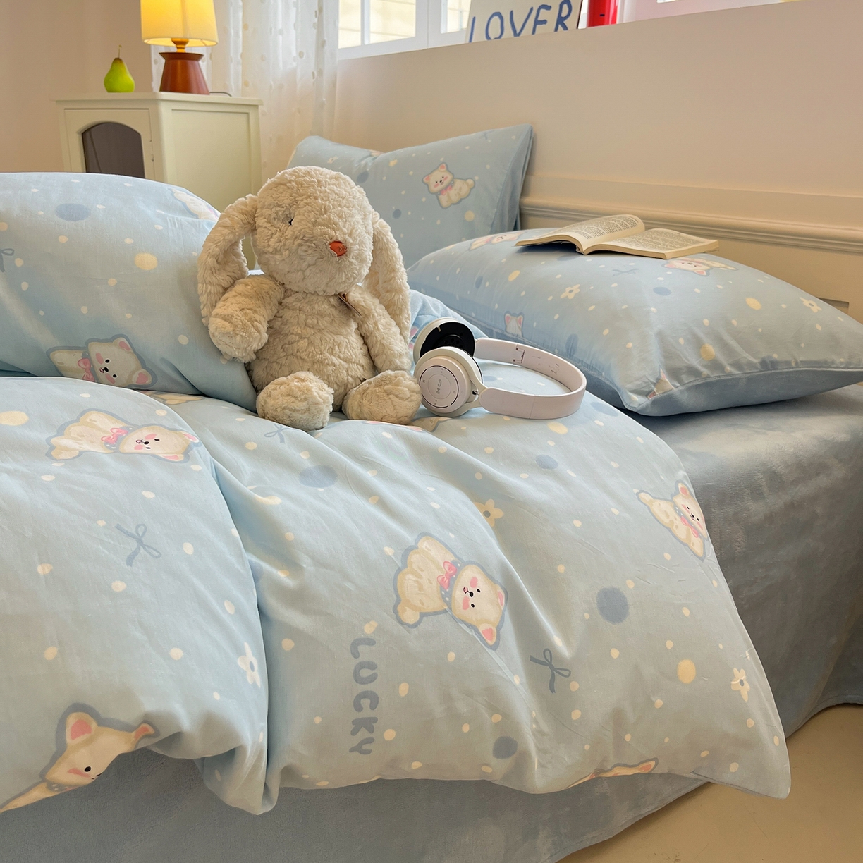 91家纺网 家纺一手货源 找家纺 吉象家纺 2025新款全棉牛奶绒印花四件套 棉绒-蓝色泡芙狗