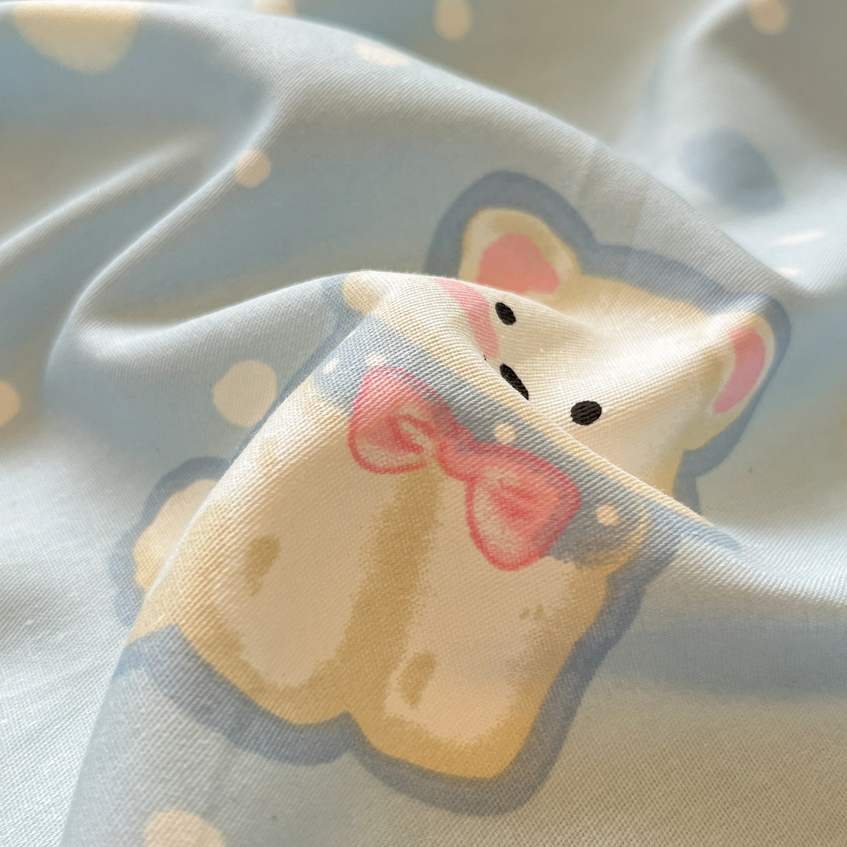 91家纺网 家纺一手货源 找家纺 吉象家纺 2025新款全棉牛奶绒印花四件套 棉绒-蓝色泡芙狗