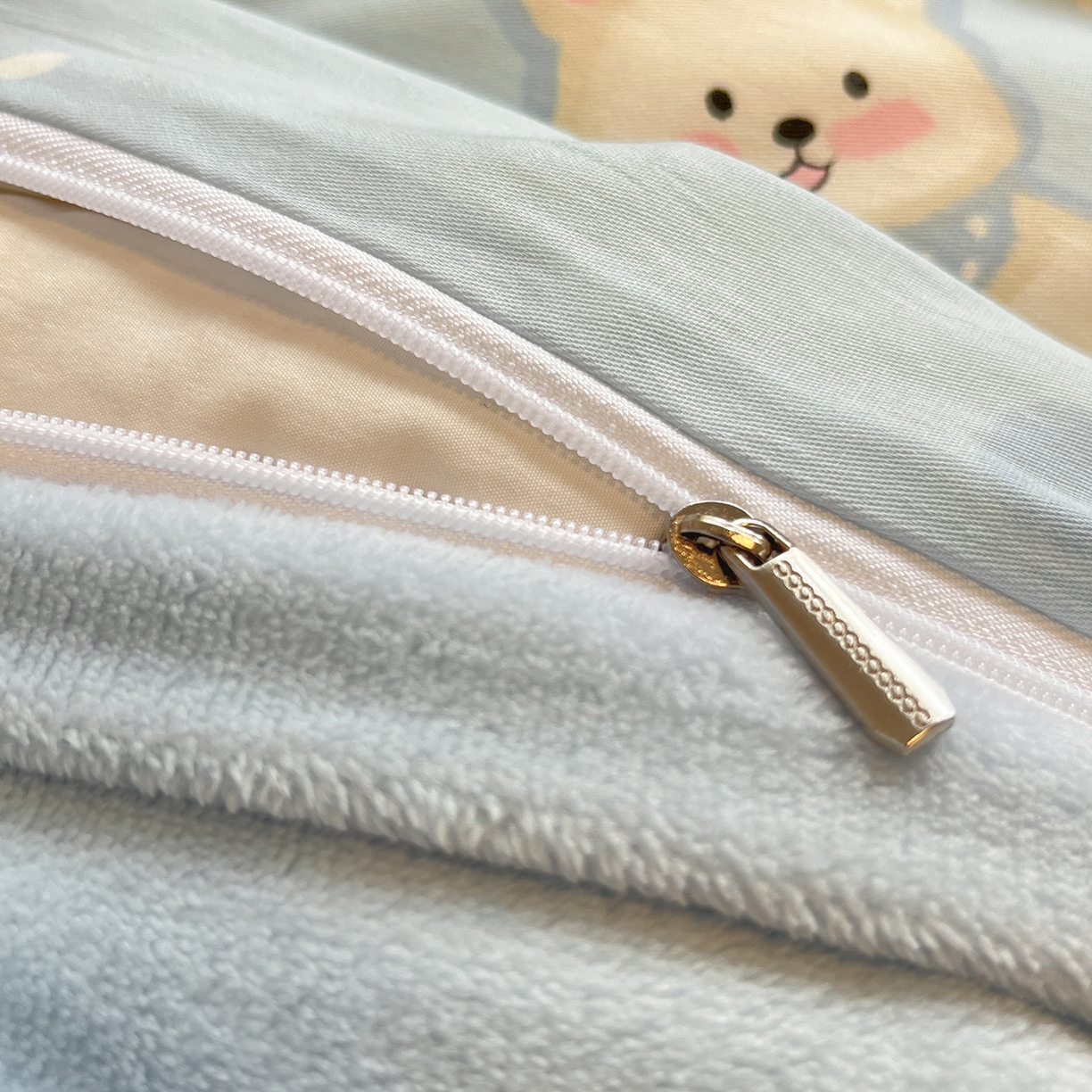 91家纺网 家纺一手货源 找家纺 吉象家纺 2025新款全棉牛奶绒印花四件套 棉绒-蓝色泡芙狗