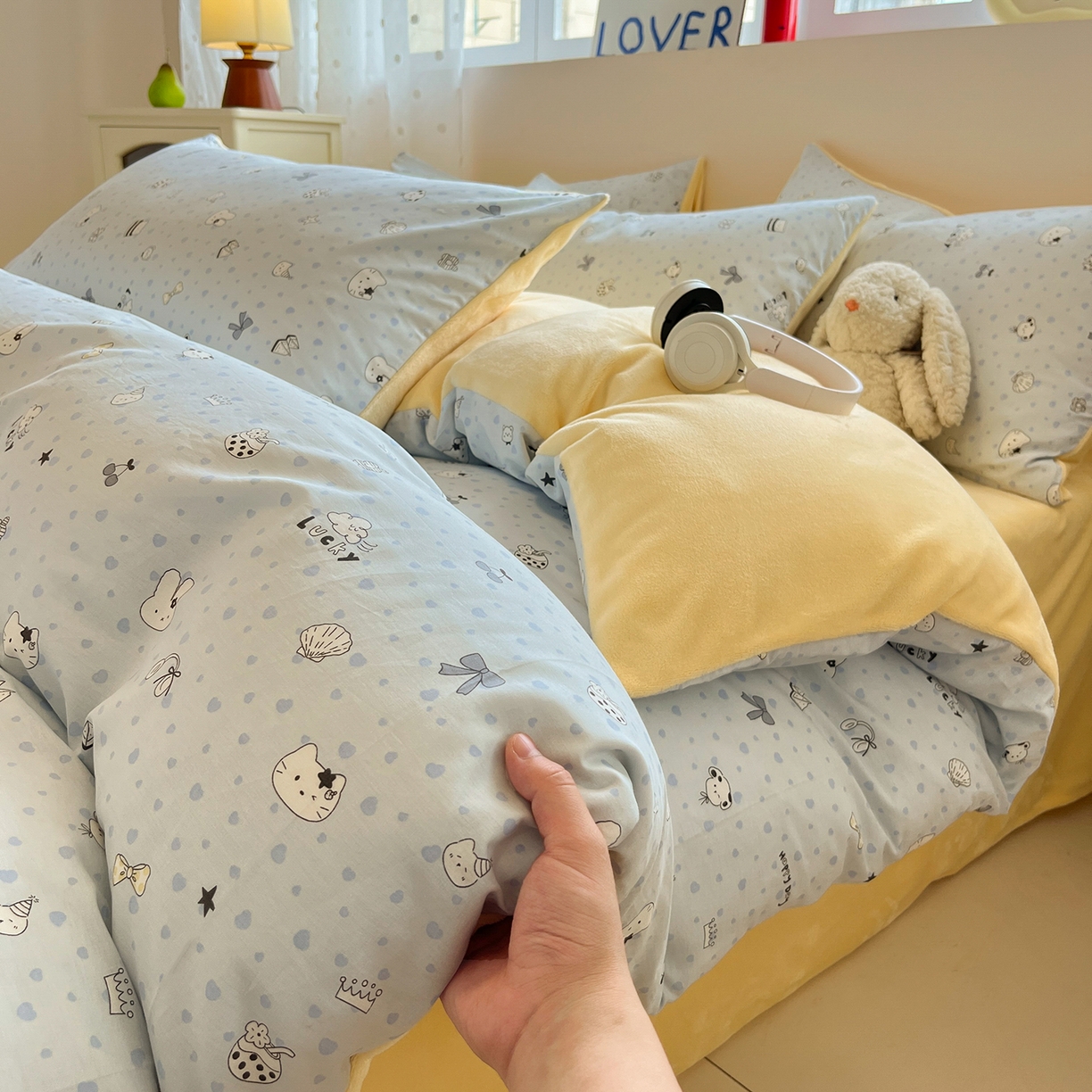 91家纺网 家纺一手货源 找家纺 吉象家纺 2025新款全棉牛奶绒印花四件套 棉绒-蜜罐猫猫