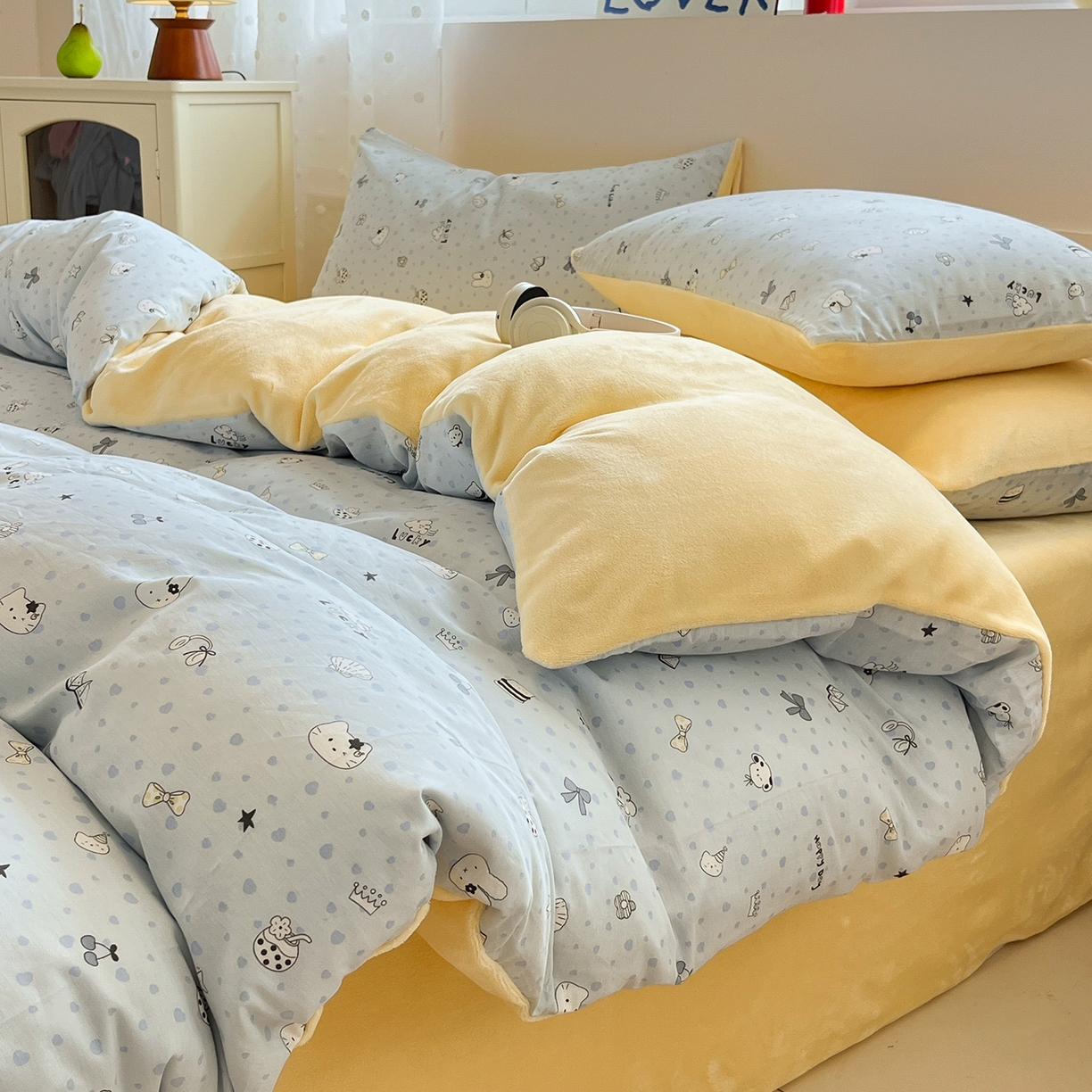 91家纺网 家纺一手货源 找家纺 吉象家纺 2025新款全棉牛奶绒印花四件套 棉绒-蜜罐猫猫