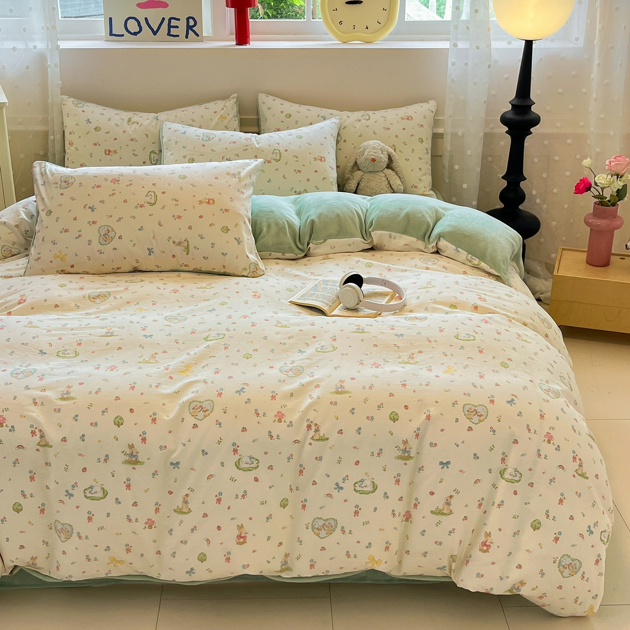 91家纺网 家纺一手货源 找家纺 吉象家纺 2025新款全棉牛奶绒印花四件套 棉绒-蘑菇小兔