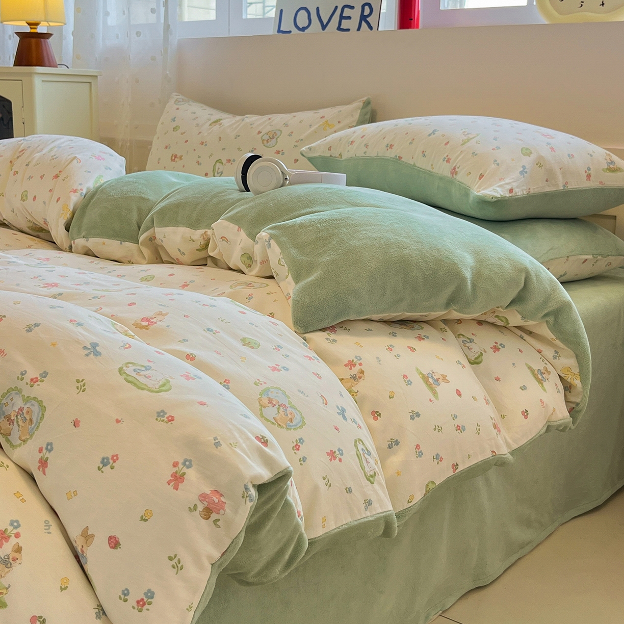 91家纺网 家纺一手货源 找家纺 吉象家纺 2025新款全棉牛奶绒印花四件套 棉绒-蘑菇小兔