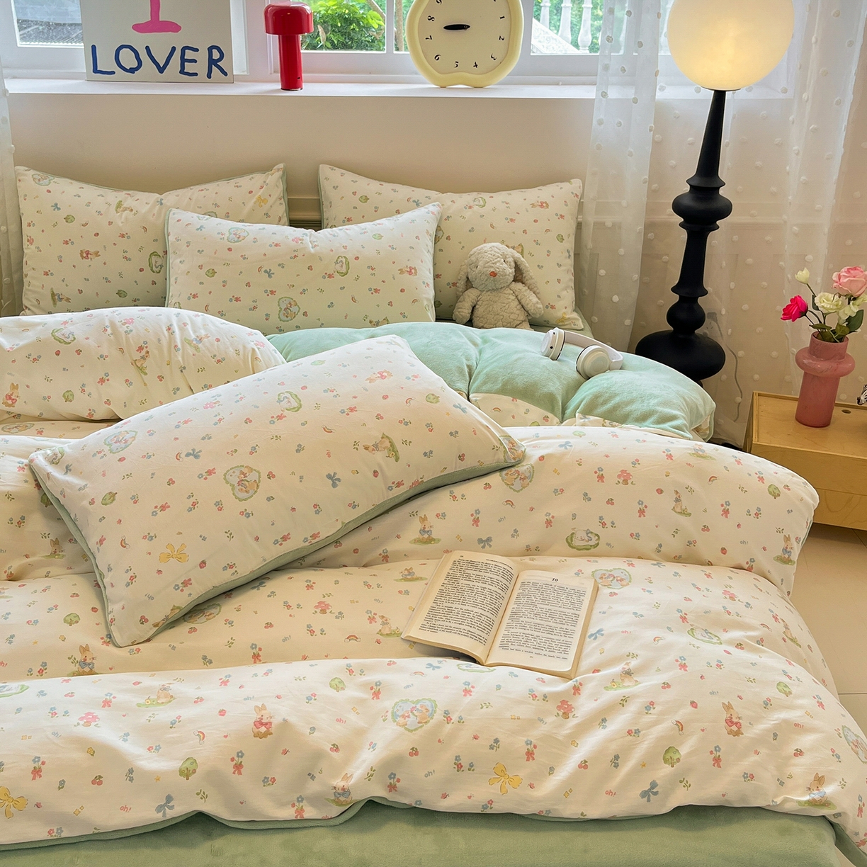 91家纺网 家纺一手货源 找家纺 吉象家纺 2025新款全棉牛奶绒印花四件套 棉绒-蘑菇小兔