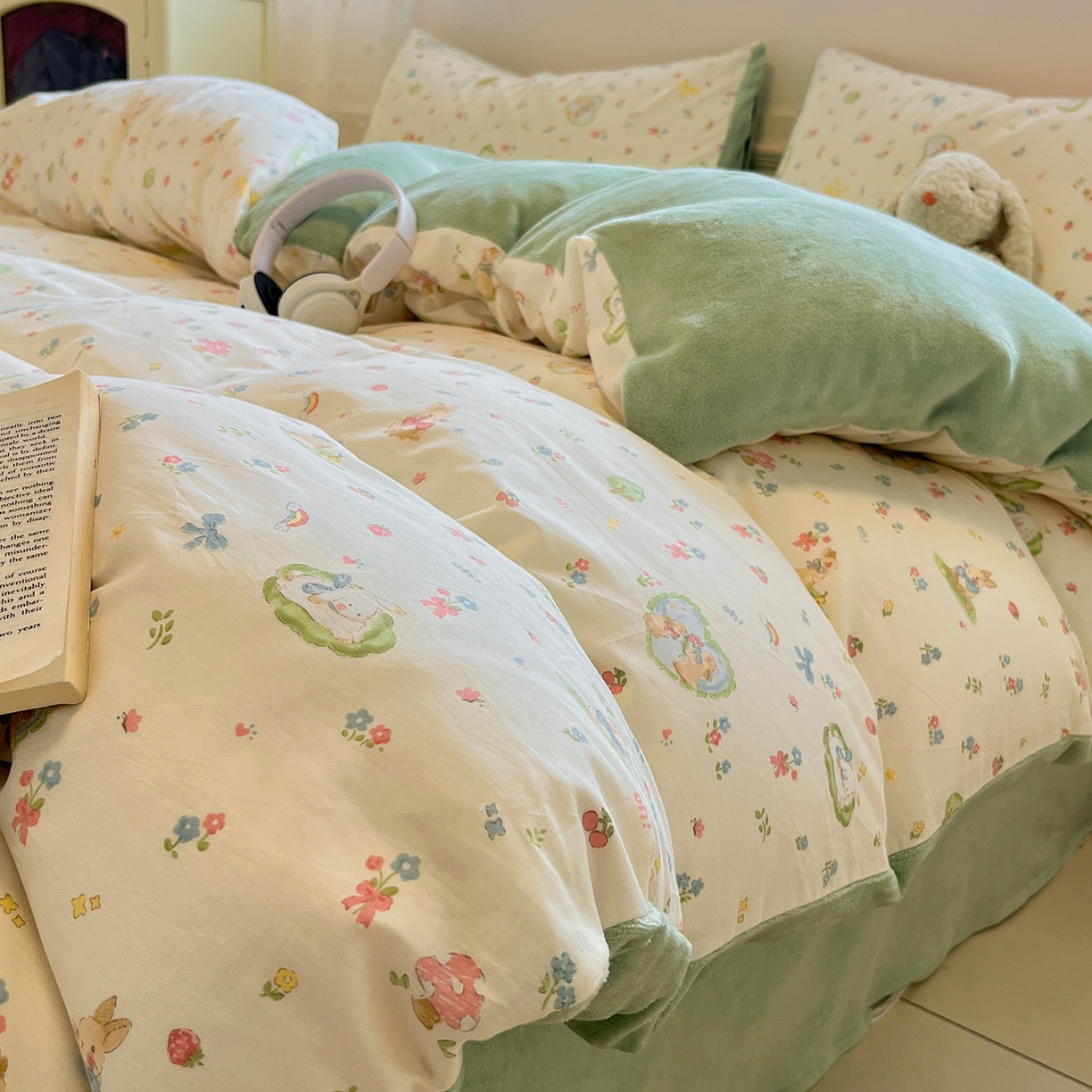 91家纺网 家纺一手货源 找家纺 吉象家纺 2025新款全棉牛奶绒印花四件套 棉绒-蘑菇小兔