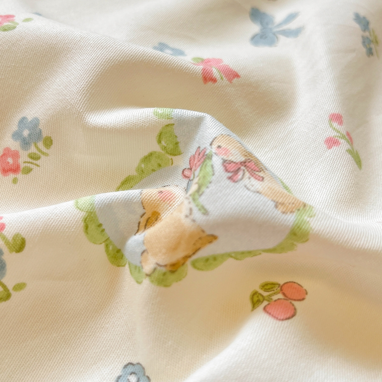 91家纺网 家纺一手货源 找家纺 吉象家纺 2025新款全棉牛奶绒印花四件套 棉绒-蘑菇小兔