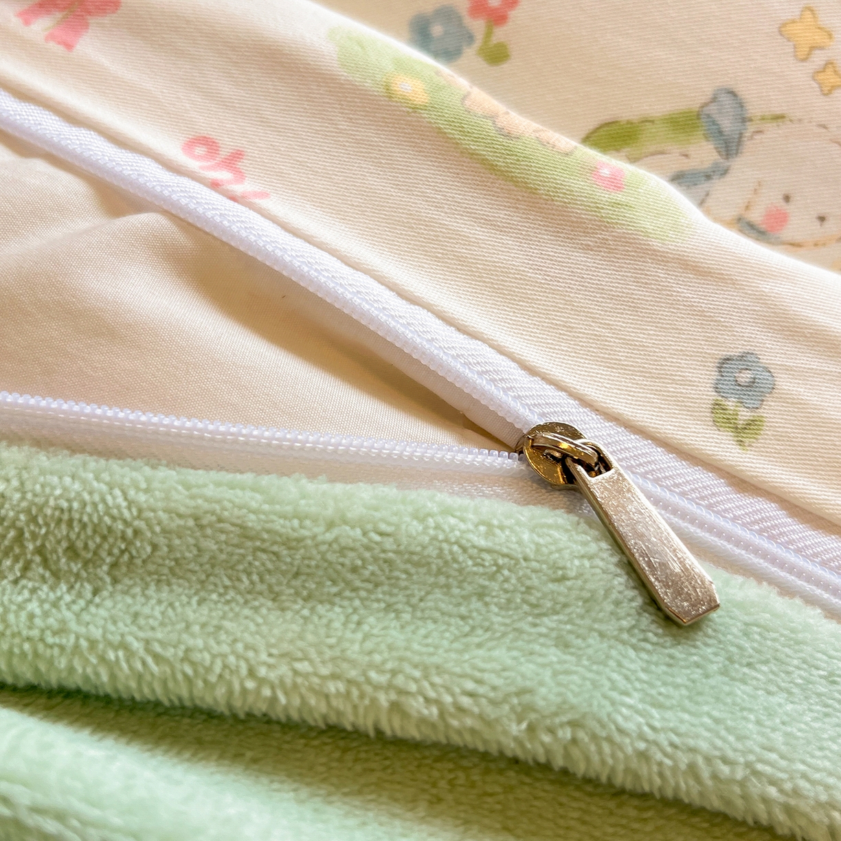 91家纺网 家纺一手货源 找家纺 吉象家纺 2025新款全棉牛奶绒印花四件套 棉绒-蘑菇小兔