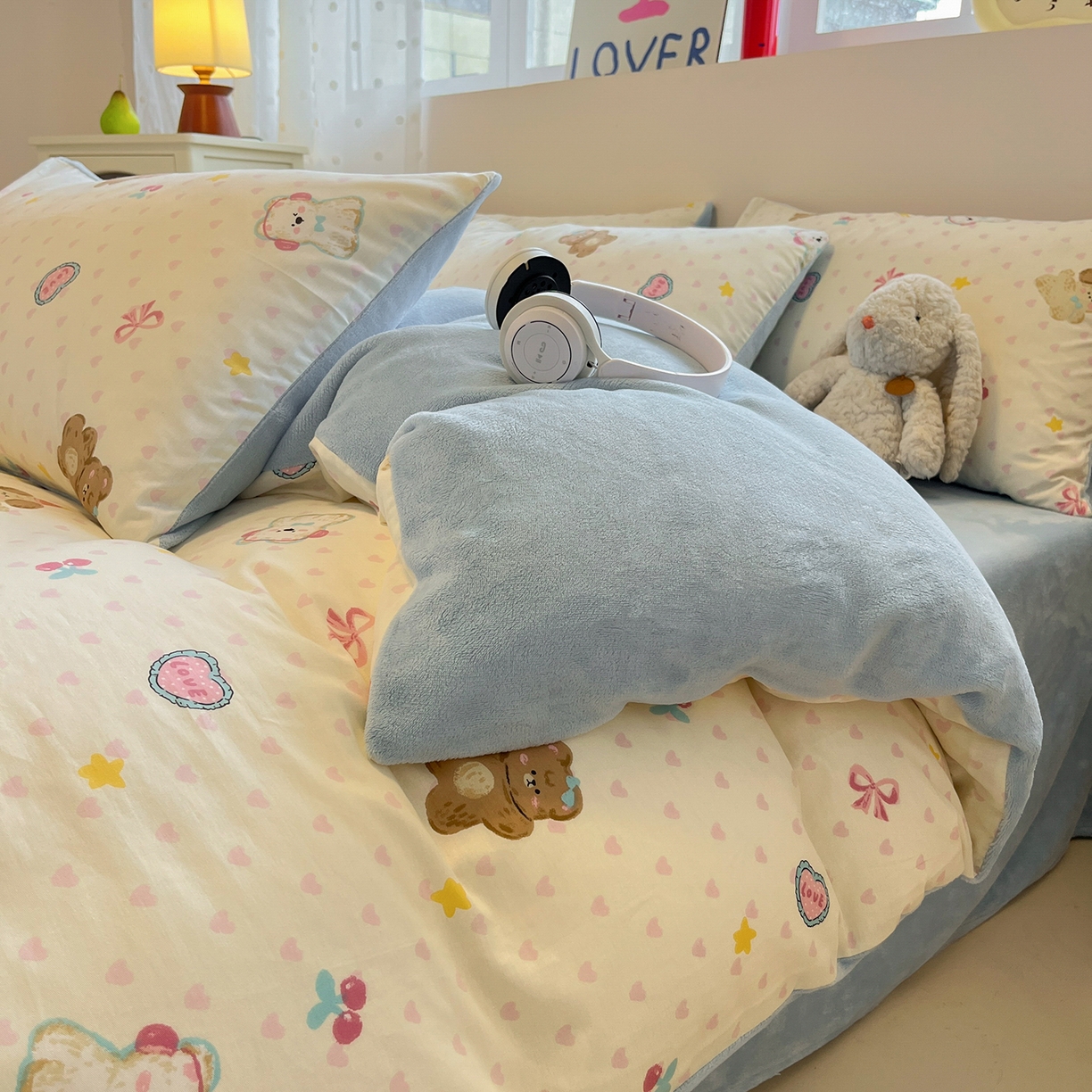 91家纺网 家纺一手货源 找家纺 吉象家纺 2025新款全棉牛奶绒印花四件套 棉绒-奶油甜心熊