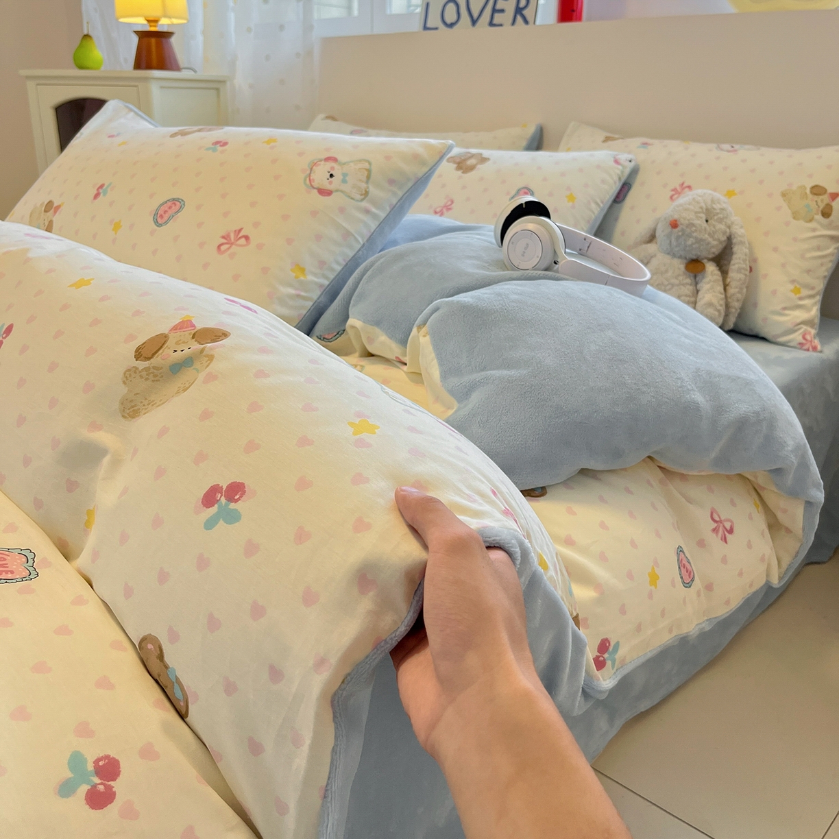 91家纺网 家纺一手货源 找家纺 吉象家纺 2025新款全棉牛奶绒印花四件套 棉绒-奶油甜心熊