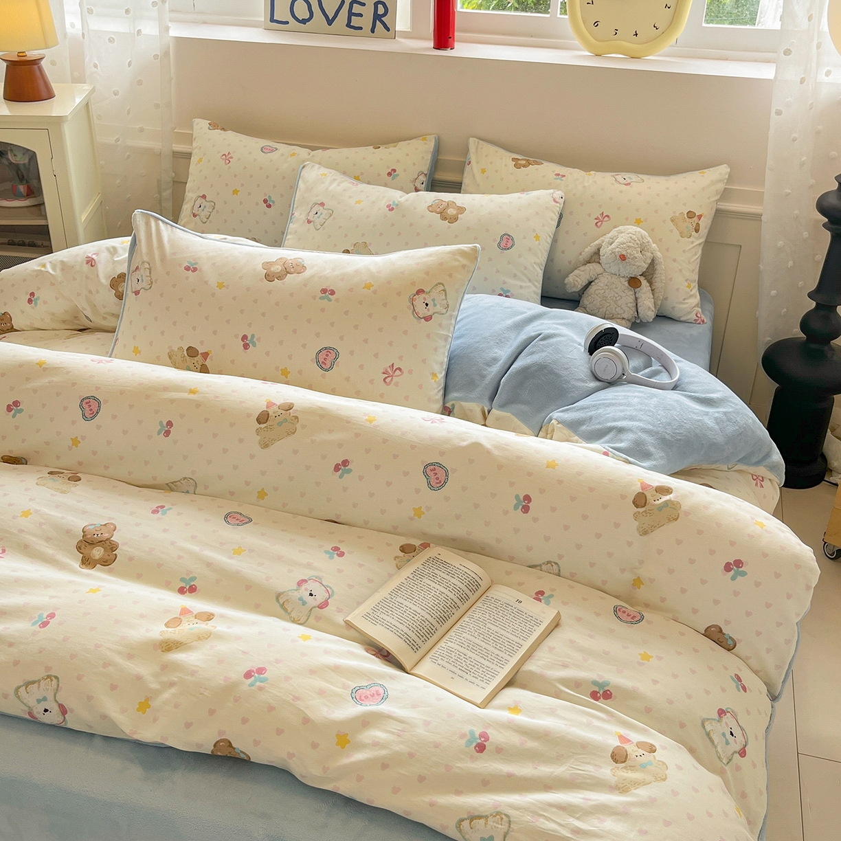 91家纺网 家纺一手货源 找家纺 吉象家纺 2025新款全棉牛奶绒印花四件套 棉绒-奶油甜心熊